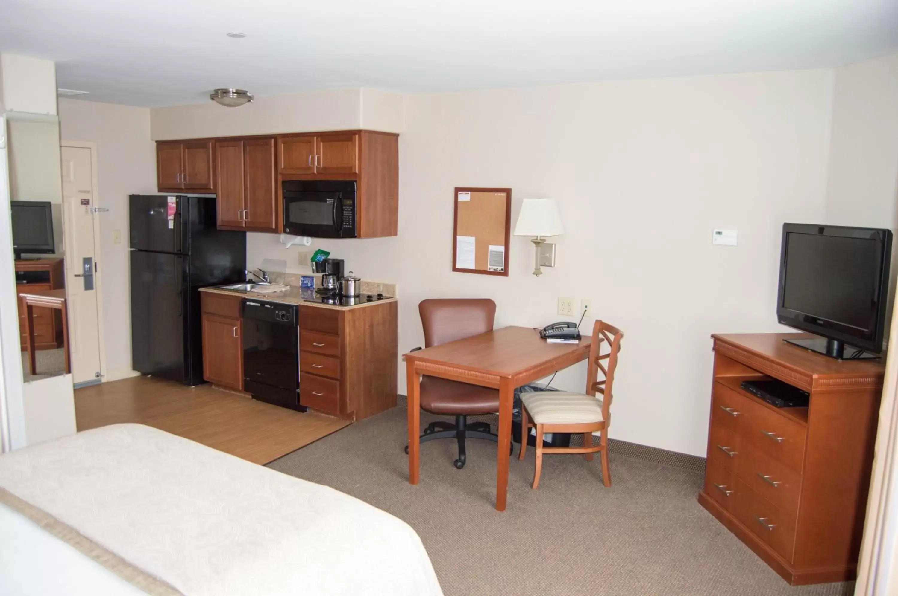 Bedroom, TV/Entertainment Center in Candlewood Victoria, an IHG Hotel