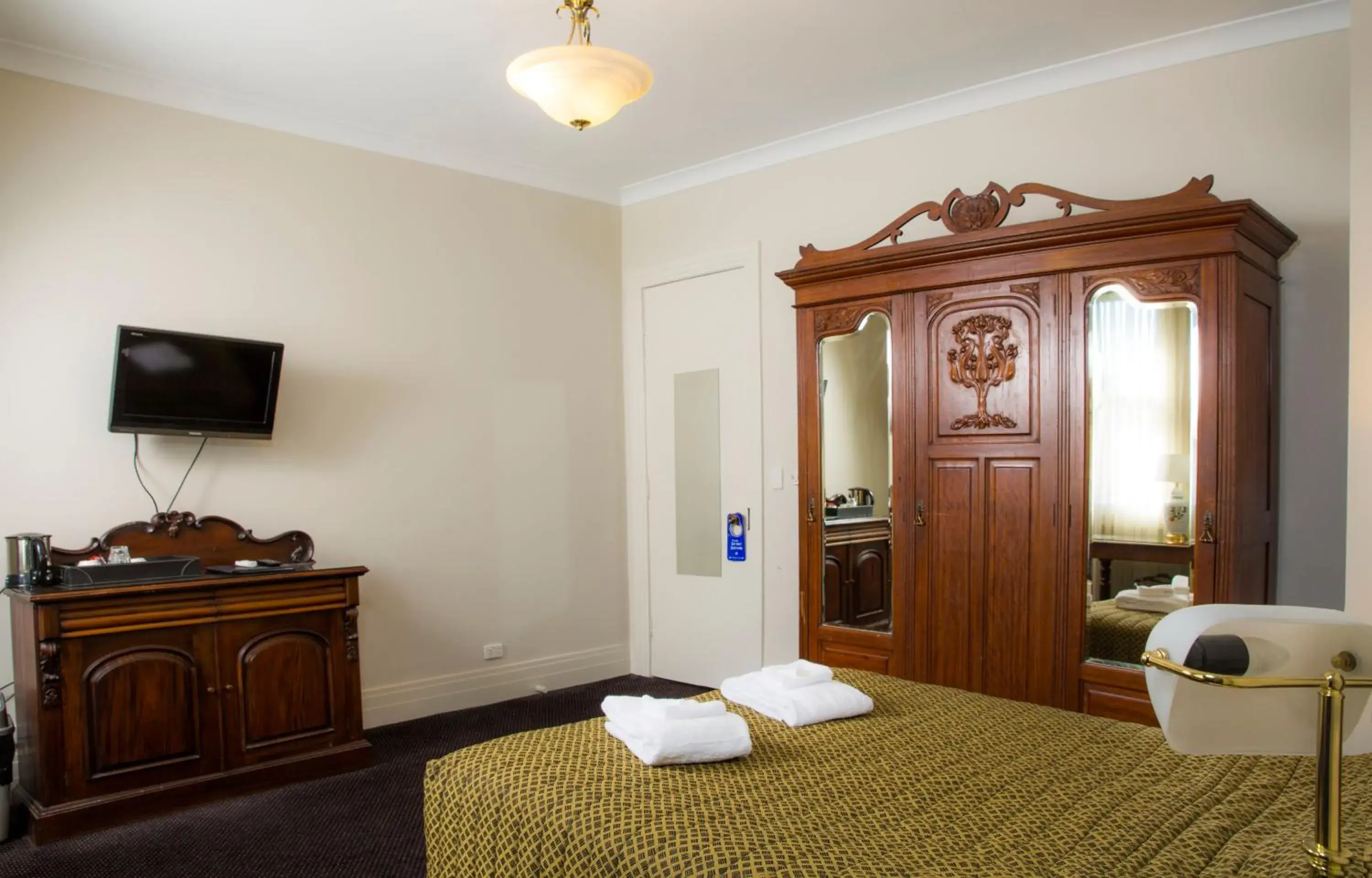 Bedroom, Bed in Royal Exhibition Hotel