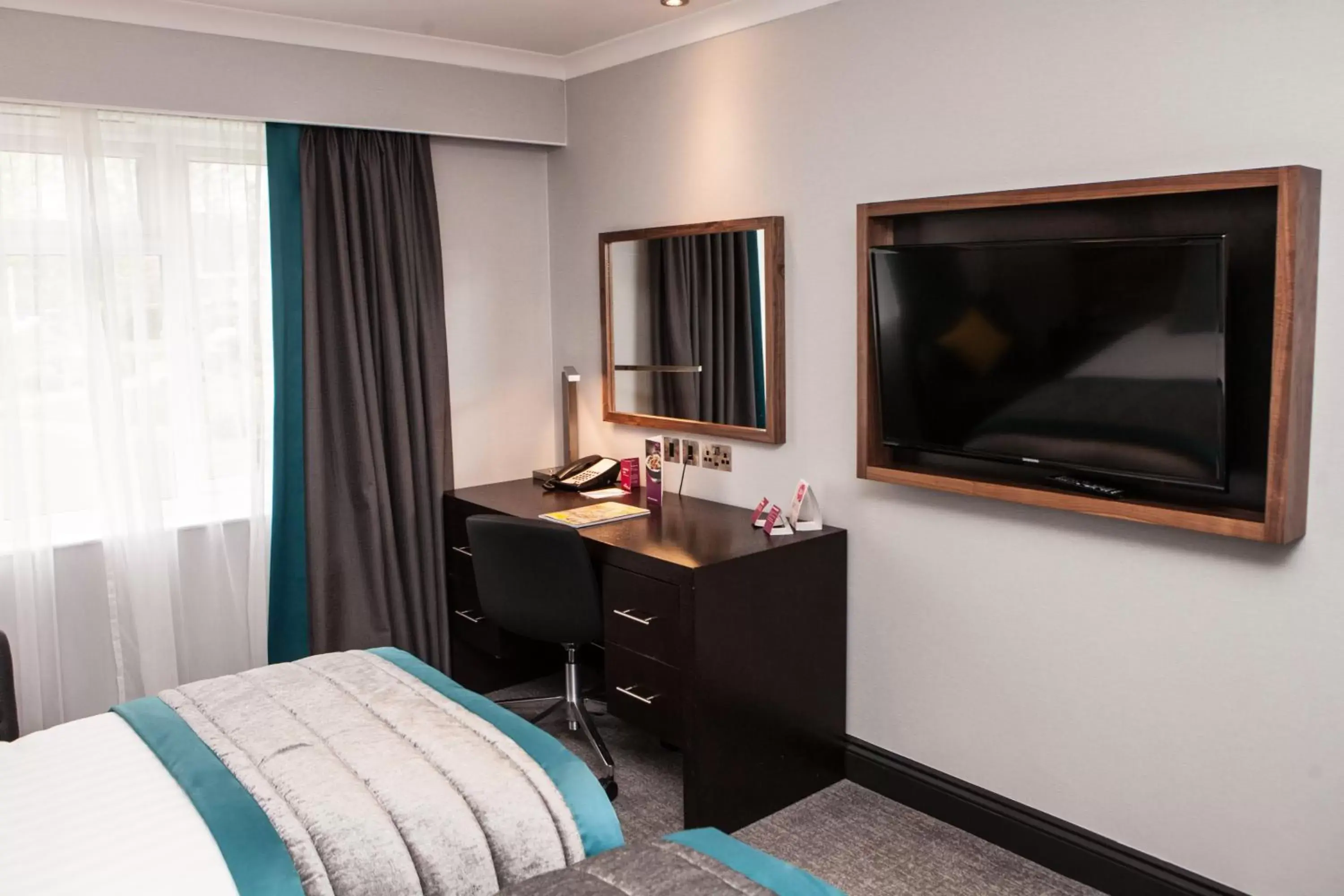 Bedroom, TV/Entertainment Center in Crowne Plaza Felbridge - Gatwick, an IHG Hotel