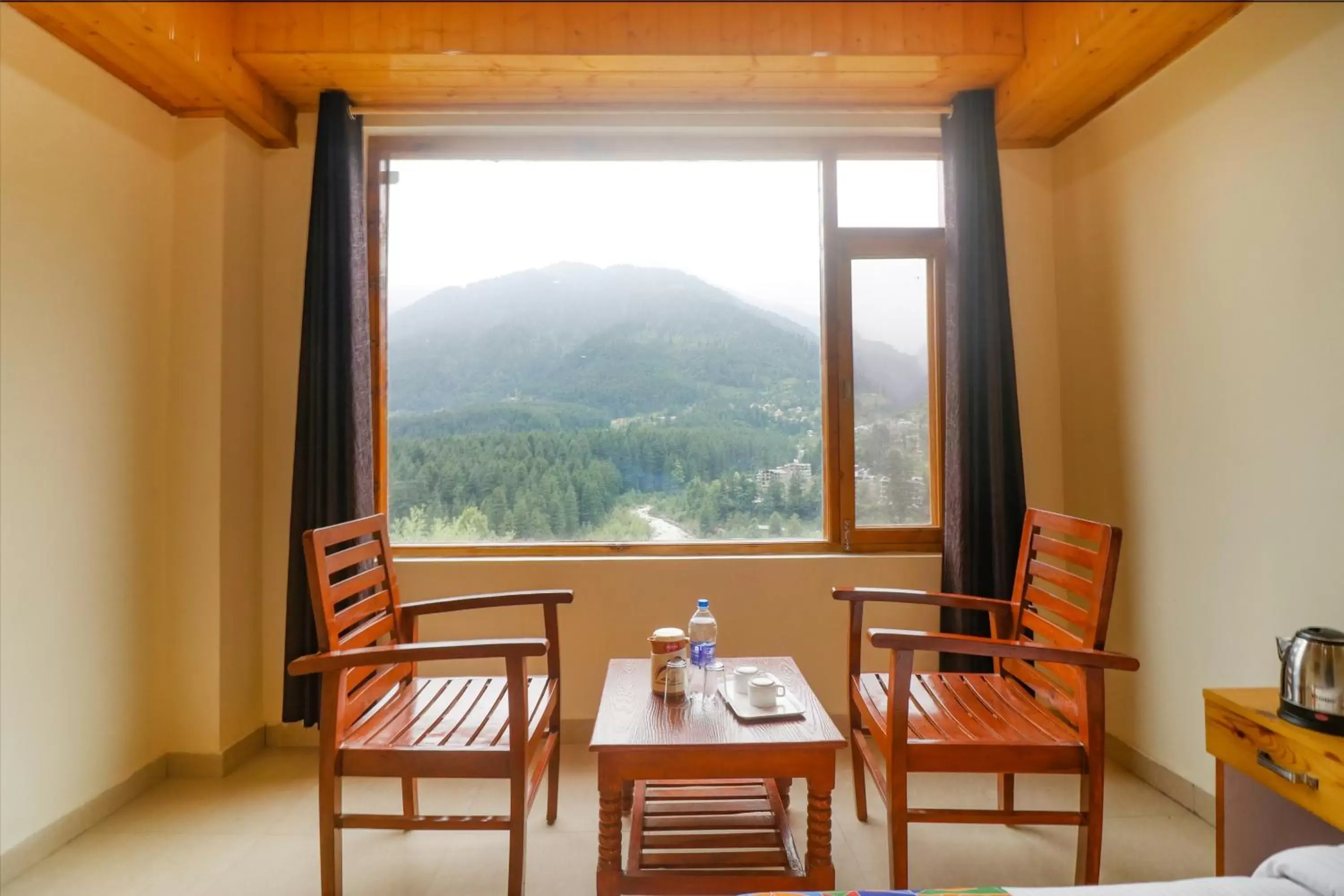 Dining area, Mountain View in FabHotel Castle Rock