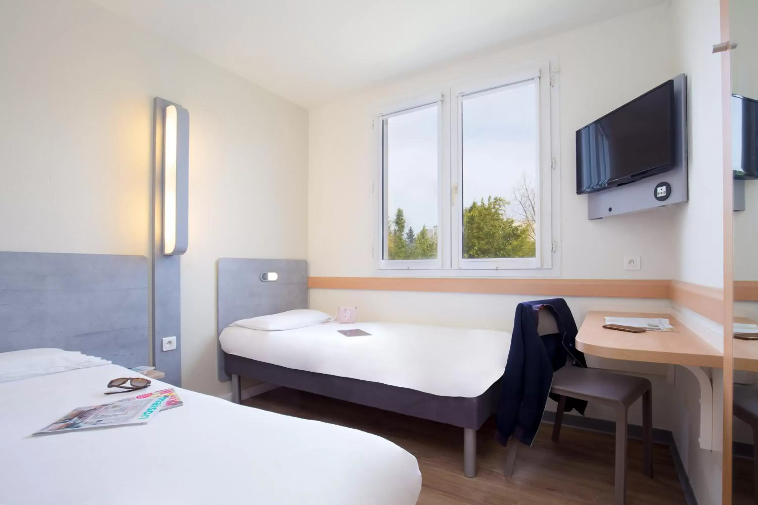 Bedroom, Bed in ibis budget Aubagne Paluds Agora