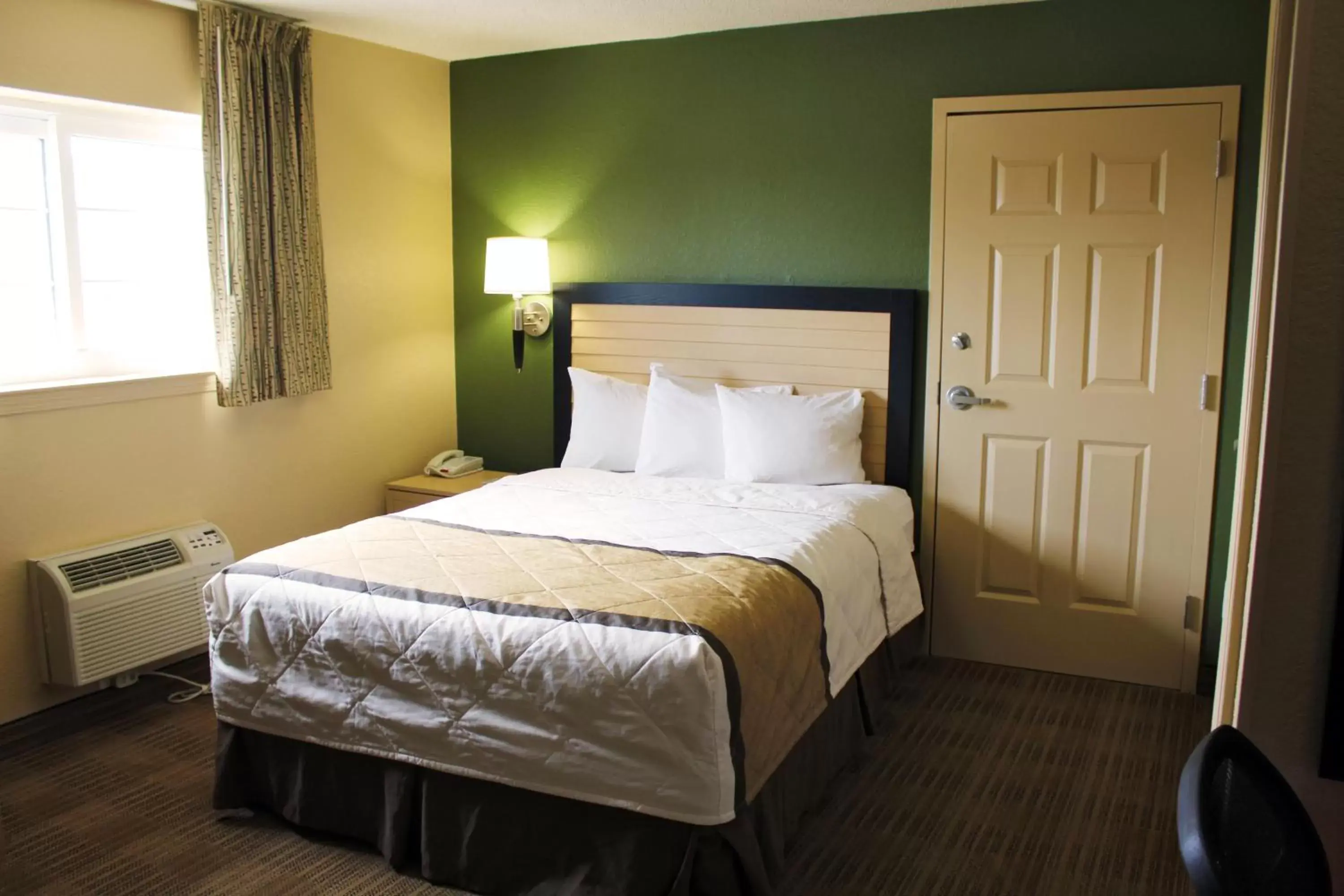 Bed in Extended Stay America Suites - Chesapeake - Greenbrier Circle