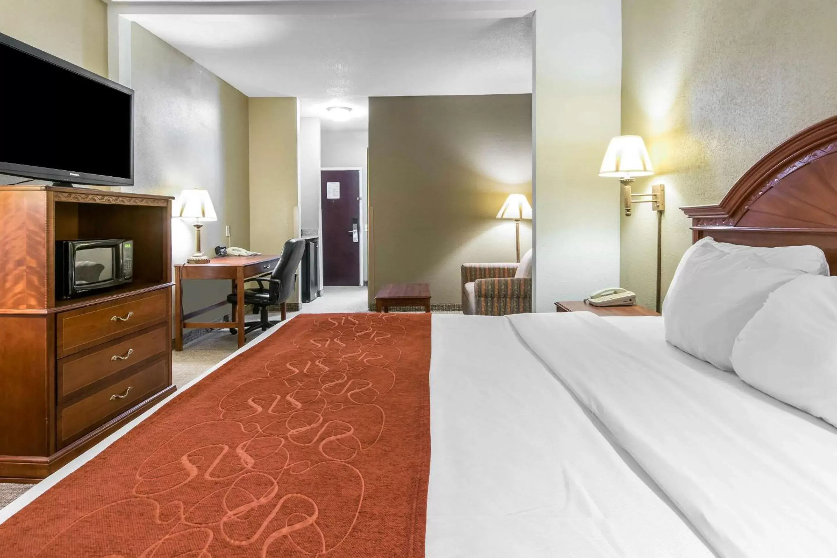 Photo of the whole room, Bed in Comfort Suites Owensboro