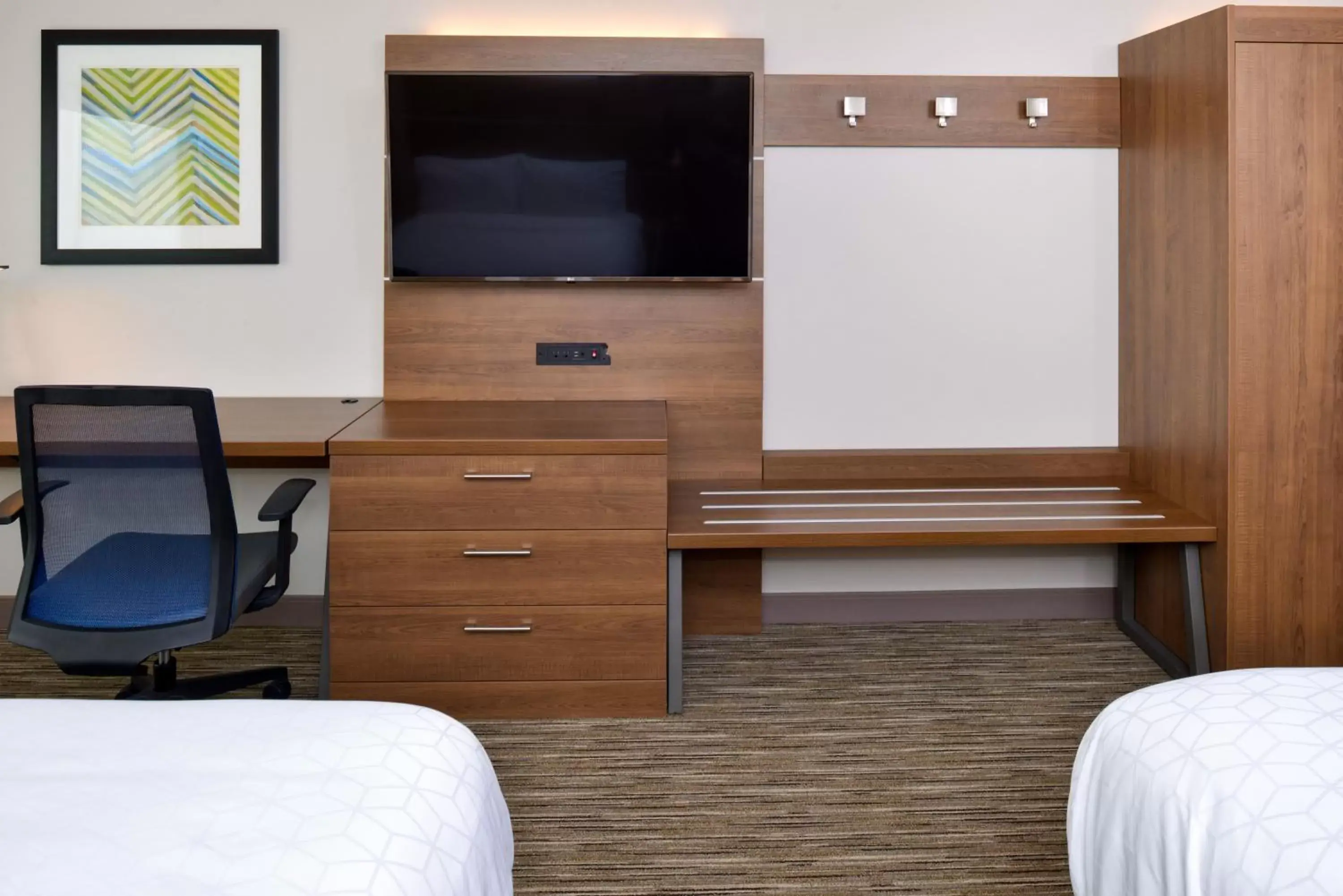 Photo of the whole room, TV/Entertainment Center in Holiday Inn Express & Suites - Ottumwa, an IHG Hotel