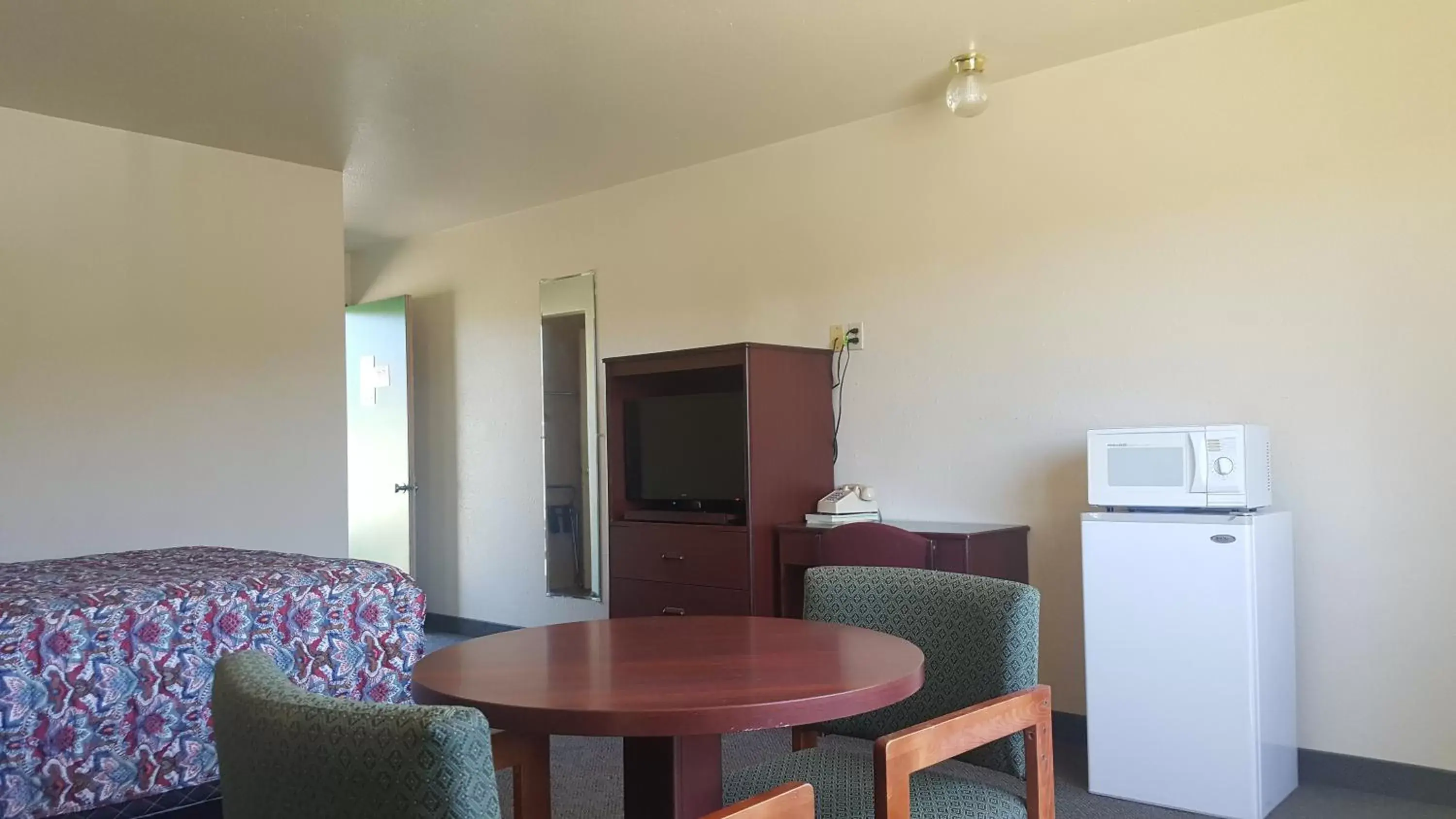 TV and multimedia, Dining Area in Safari Inn Motel