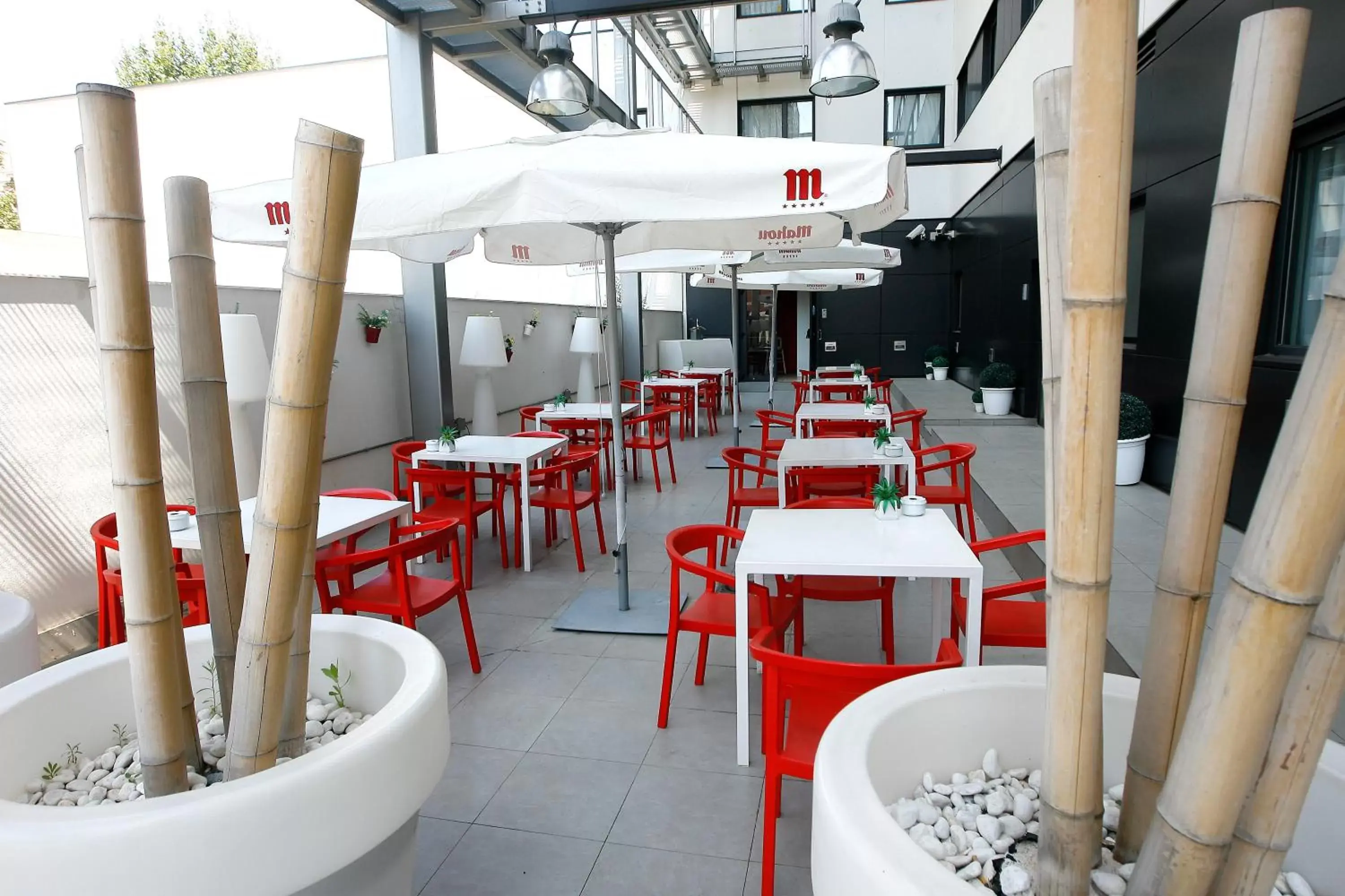 Patio, Restaurant/Places to Eat in Travelodge Barcelona Poblenou