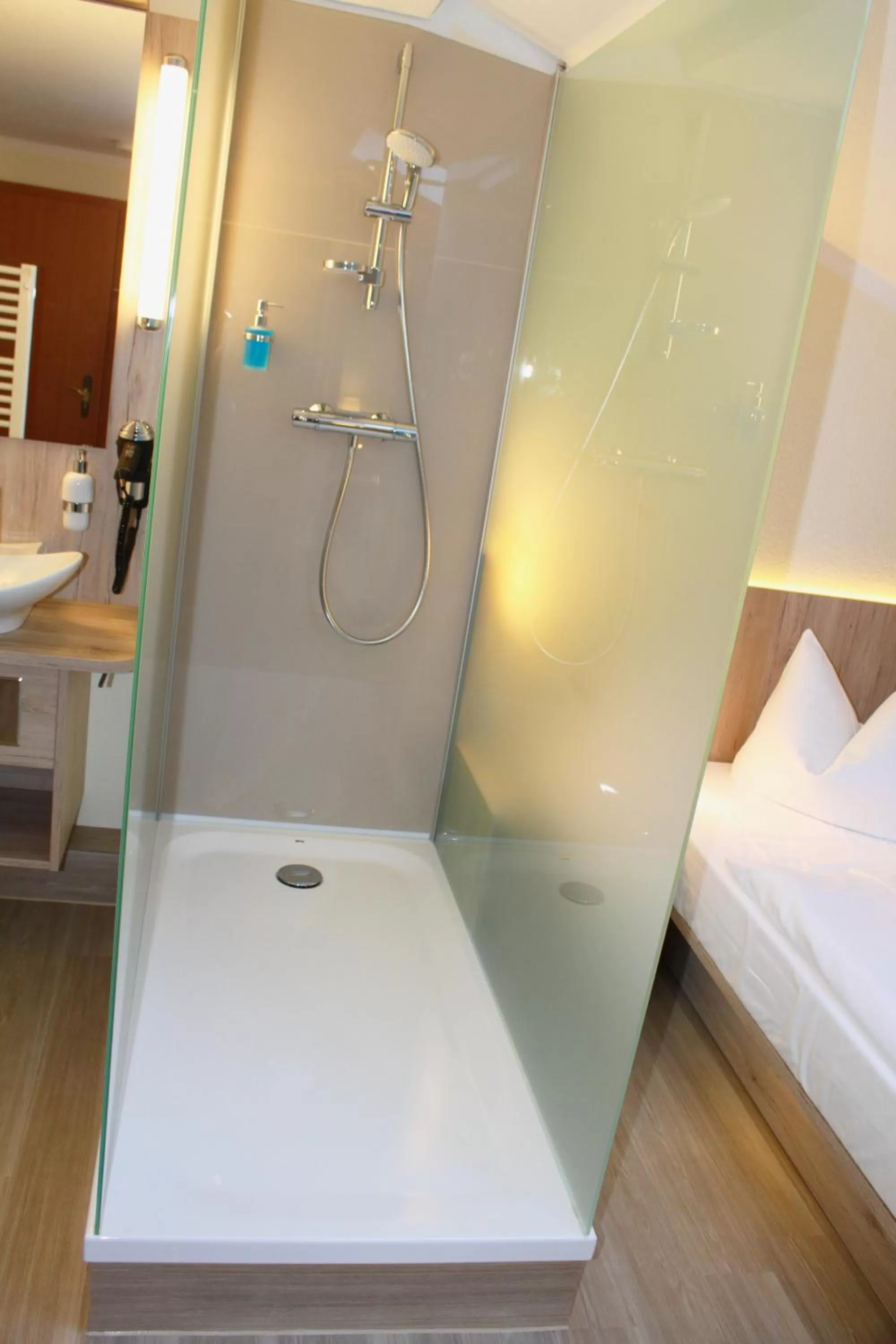 Shower, Bed in Hotel Villa Elisabeth