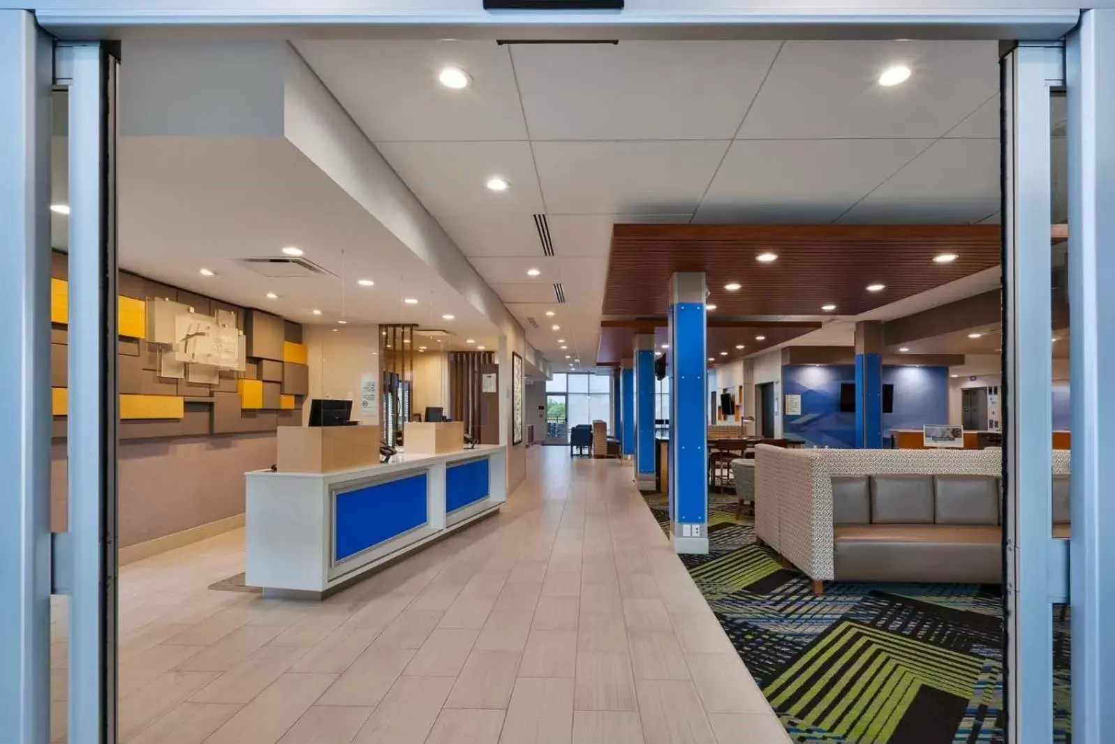 Lobby/Reception in Holiday Inn Express & Suites - Grand Rapids Airport - South, an IHG Hotel