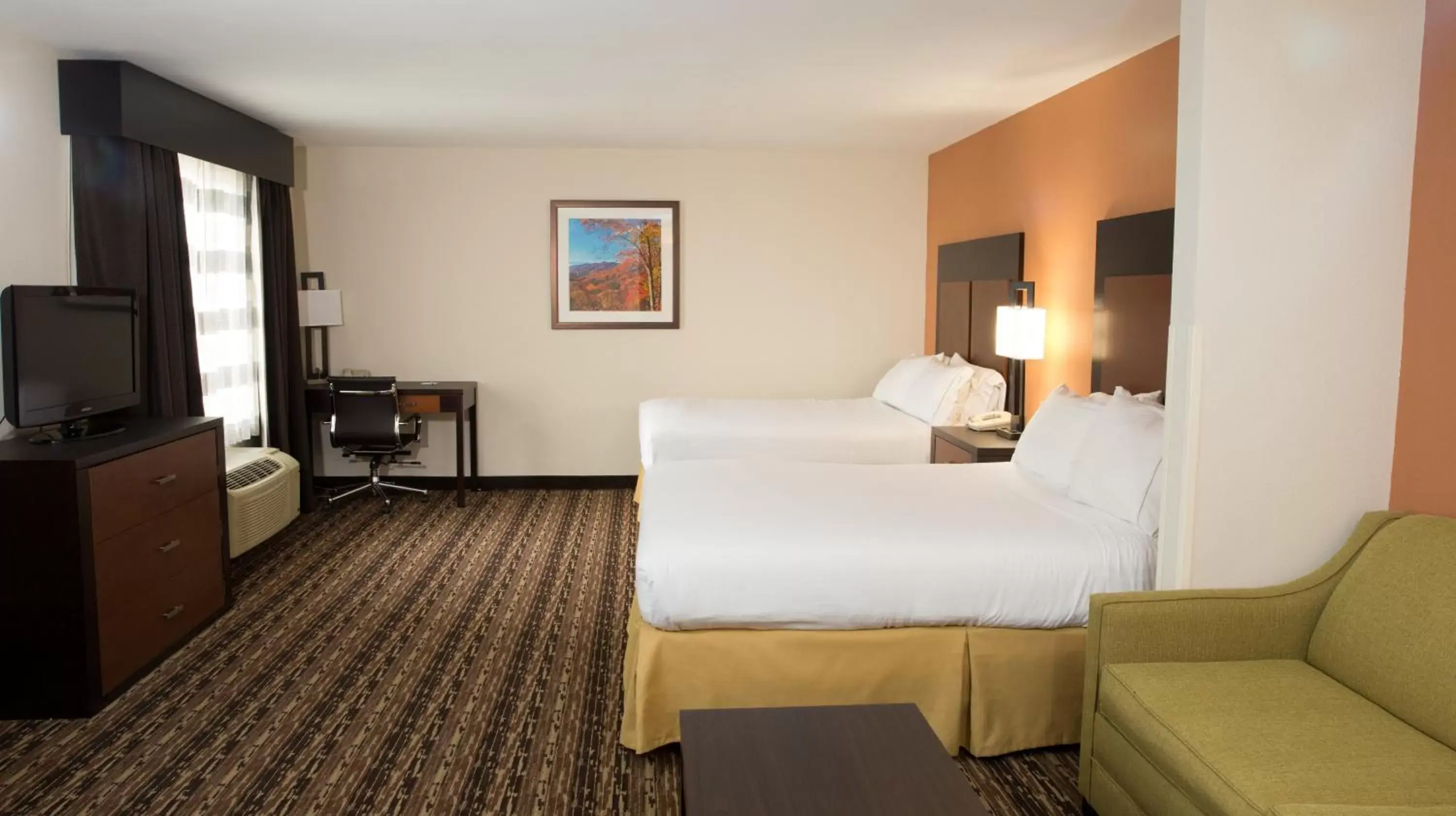 Photo of the whole room, Bed in Holiday Inn Express Hotel & Suites Cherokee-Casino, an IHG Hotel