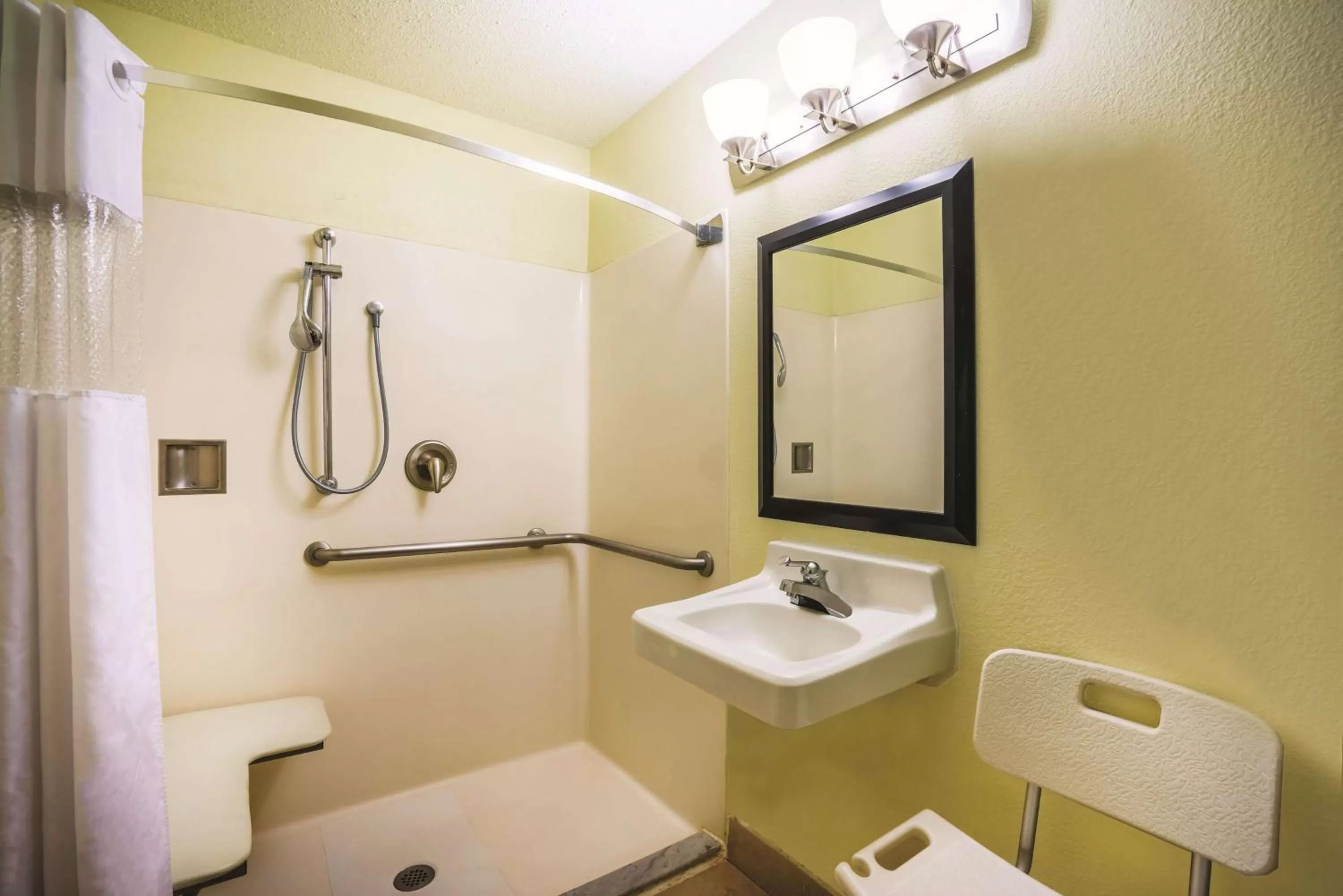King Room with Roll-In Shower - Mobility Access/Non-Smoking in La Quinta by Wyndham Baltimore South Glen Burnie