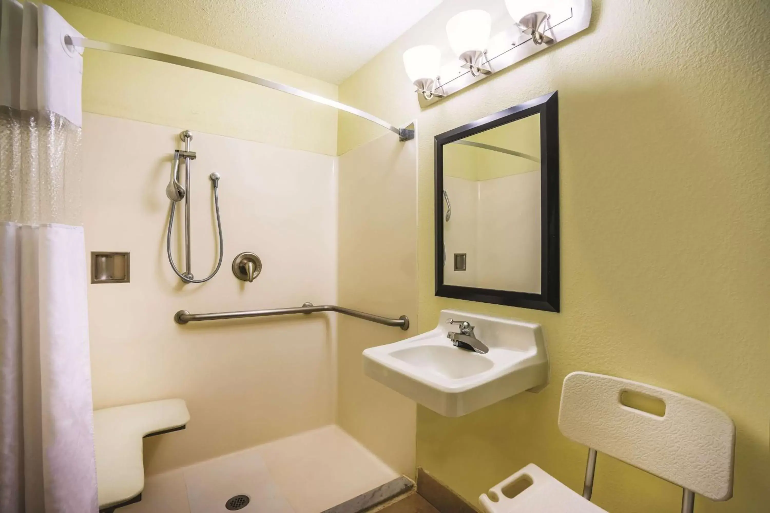 King Room with Roll-In Shower - Mobility Access/Non-Smoking in La Quinta by Wyndham Baltimore South Glen Burnie King Room with Roll-In Shower - Mobility Access/Non-Smoking in La Quinta by Wyndham Baltimore South Glen Burnie