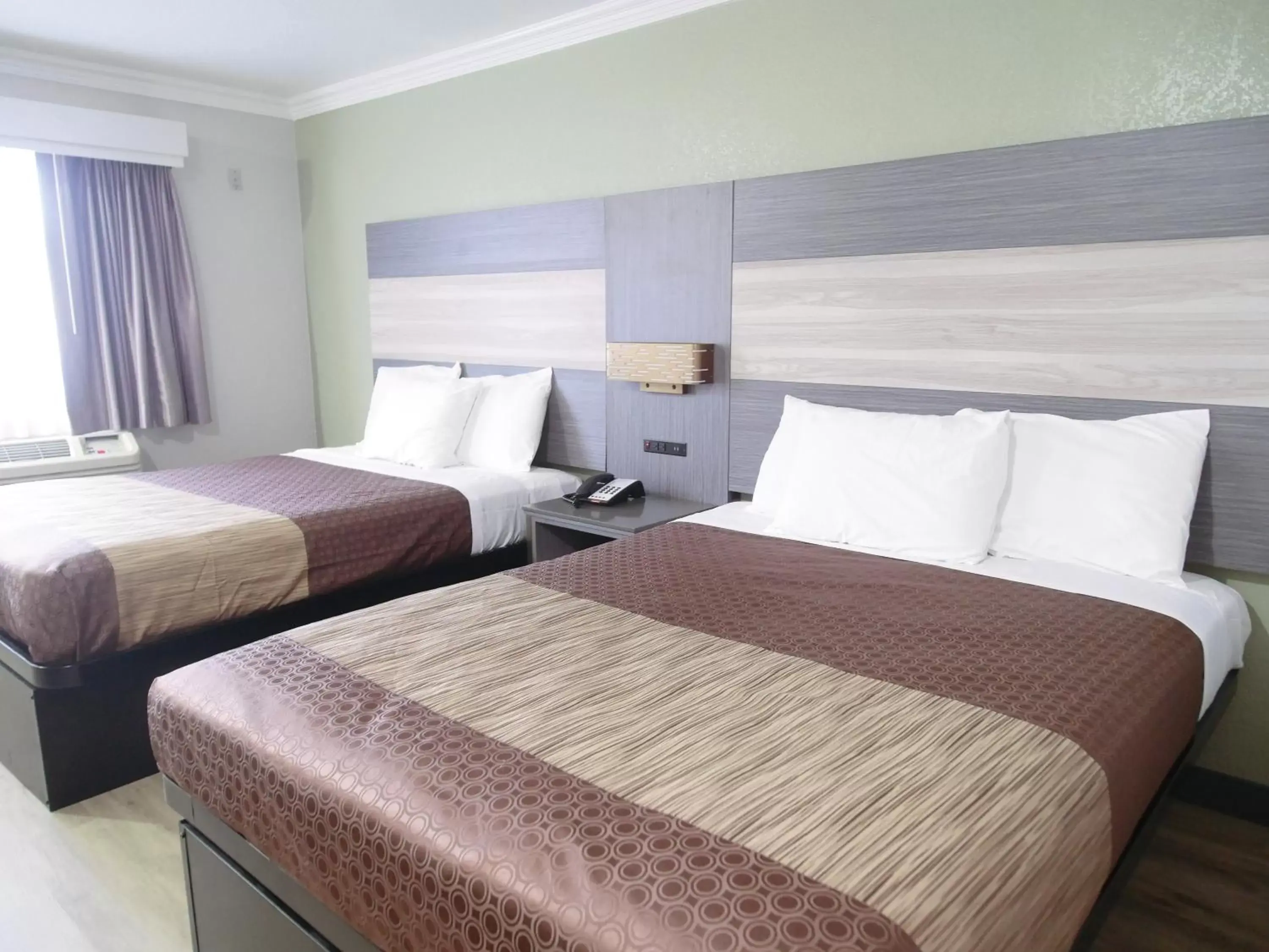 Bed in Americas Best Value Inn-Rialto