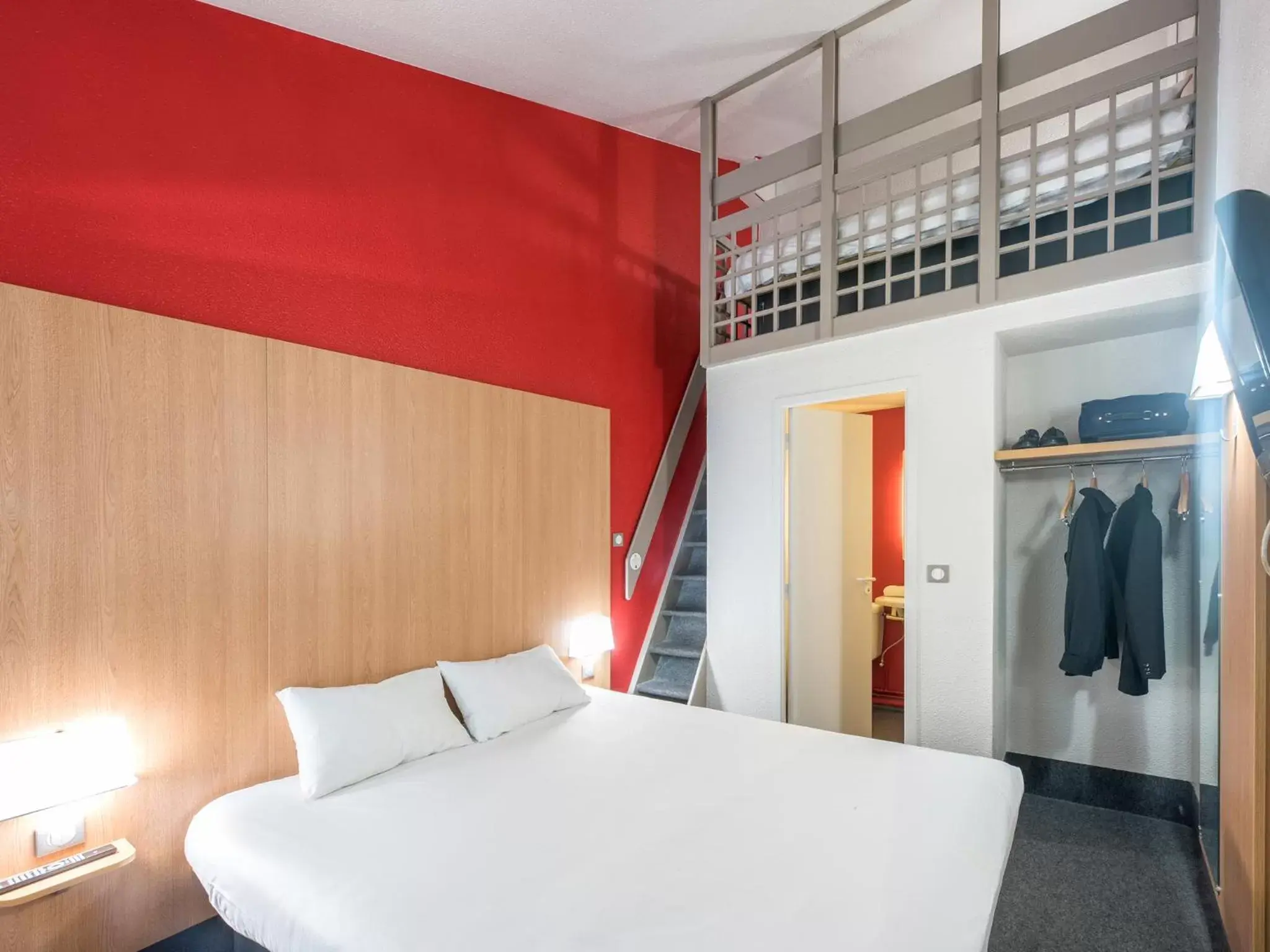 Photo of the whole room, Bed in B&B HOTEL Brest Kergaradec Aéroport Gouesnou