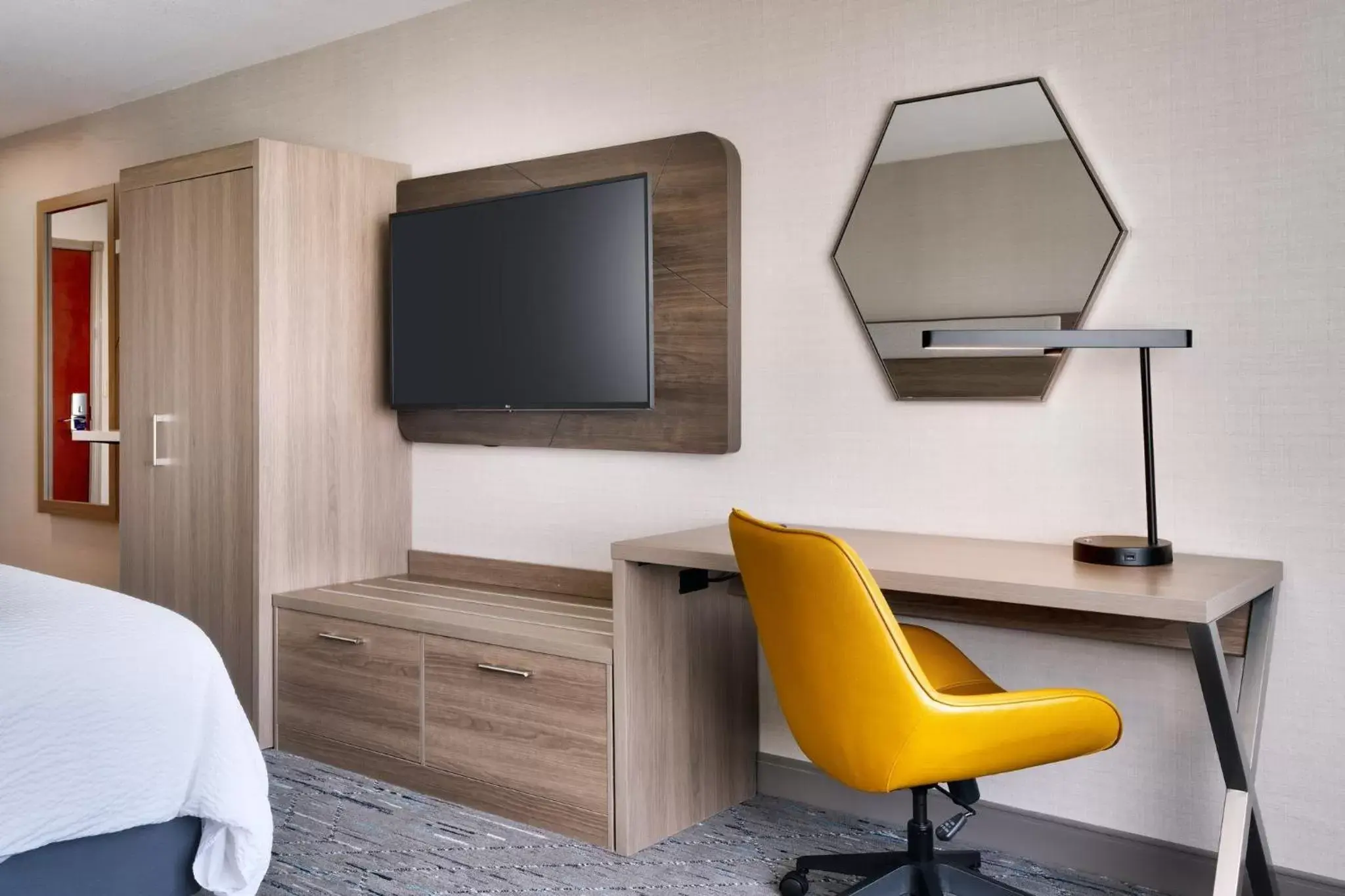 Photo of the whole room, TV/Entertainment Center in Holiday Inn Express and Suites Helena, an IHG Hotel