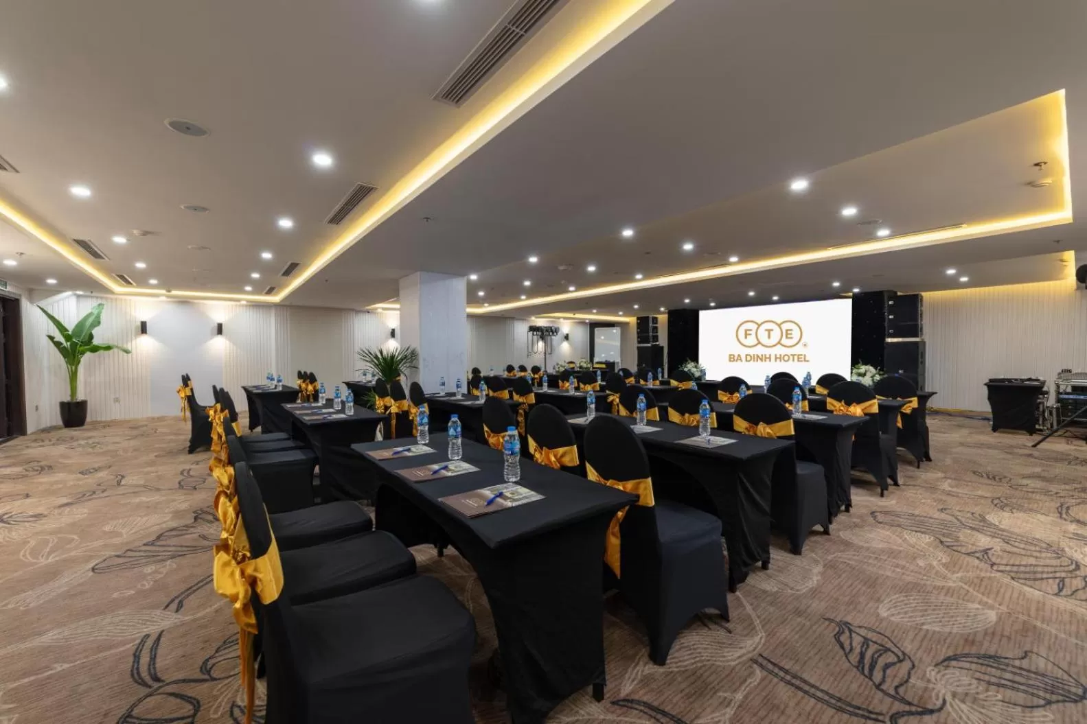 Restaurant/places to eat in FTE Ba Dinh Hotel