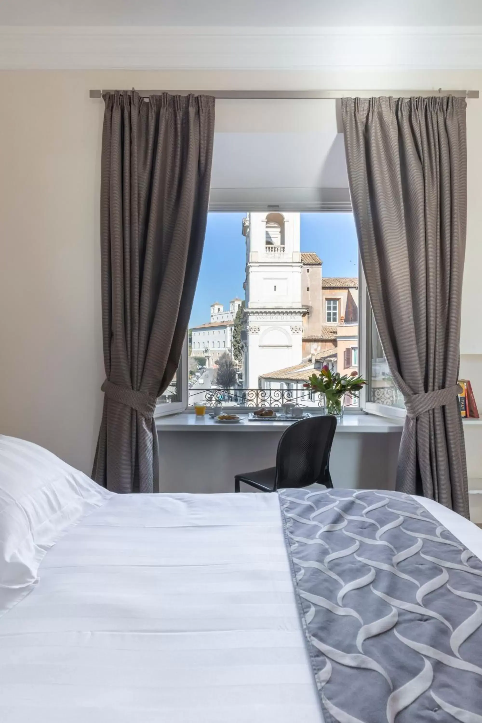 View (from property/room), Bed in Hotel Scalinata Di Spagna