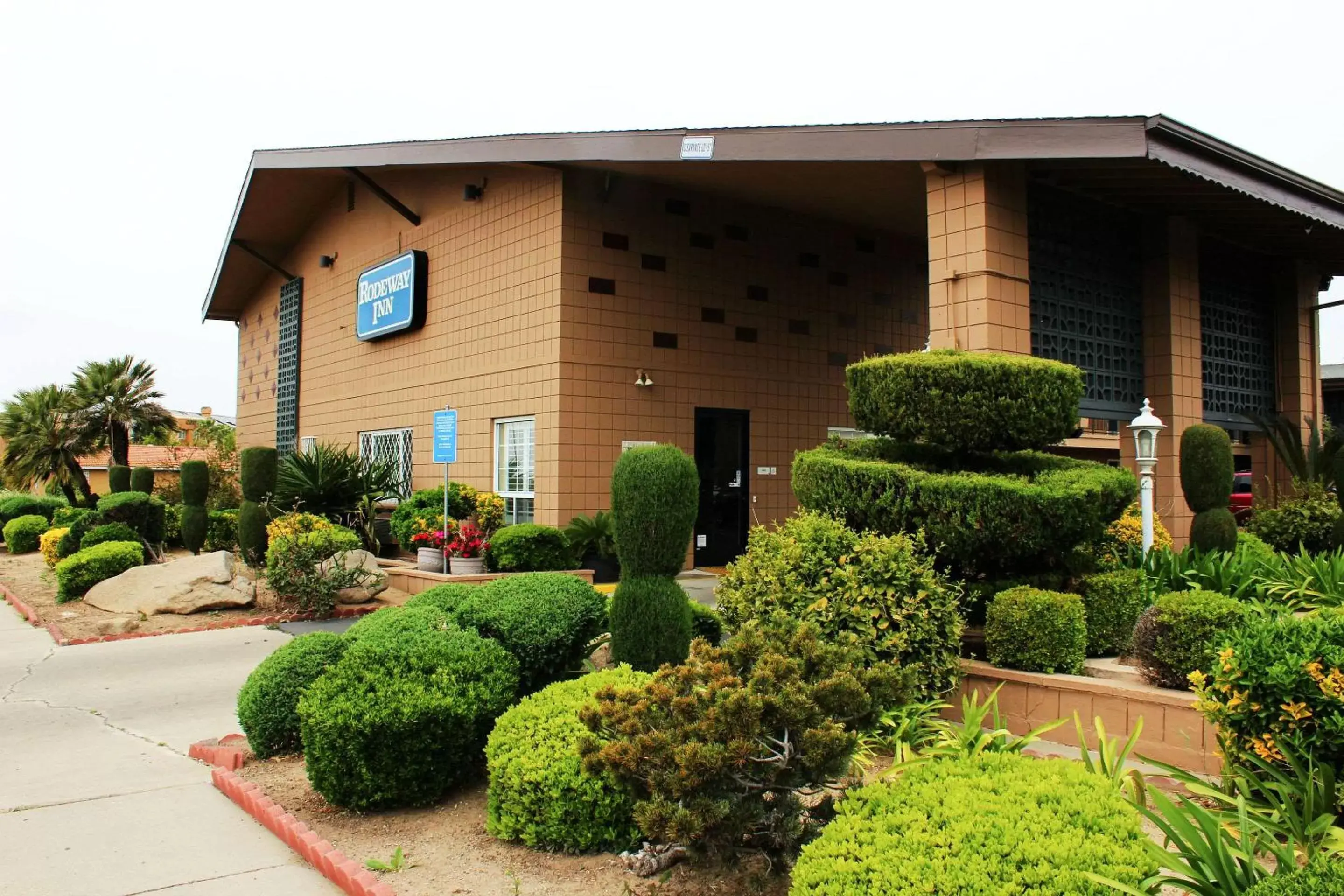 Property Building in Rodeway Inn Near University-Gateway to Yosemite