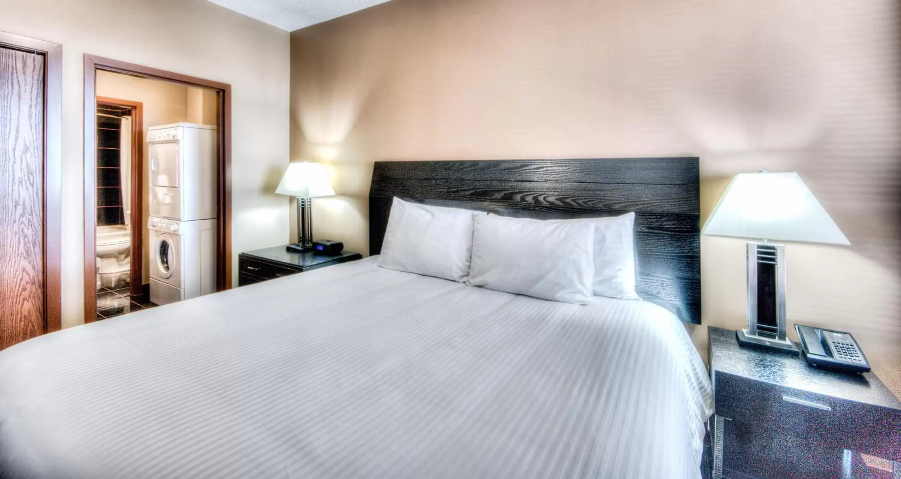 Bedroom, Bed in Grand Inn & Residence- Grande Prairie