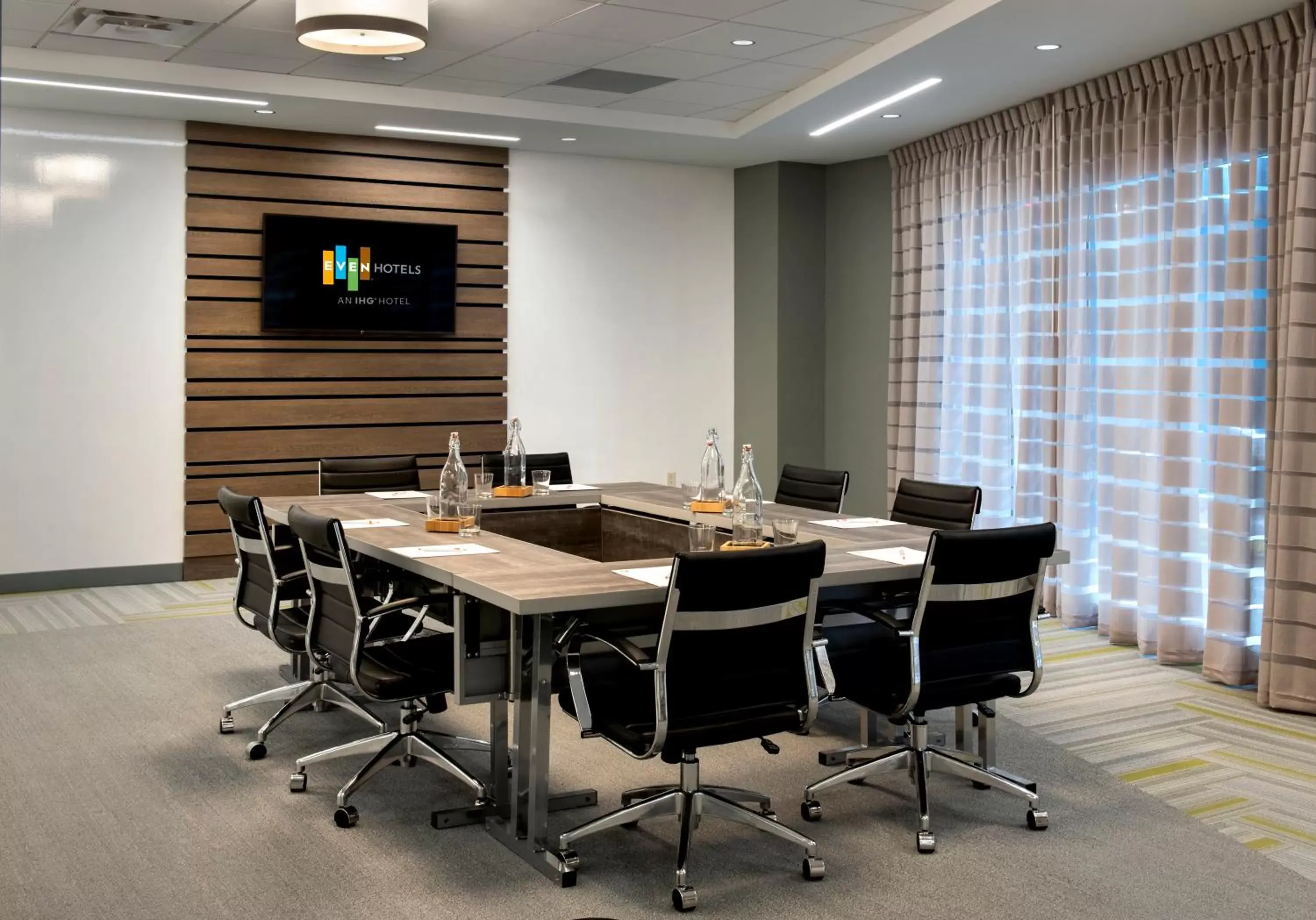 Meeting/conference room in EVEN Hotels Pittsburgh Downtown, an IHG Hotel