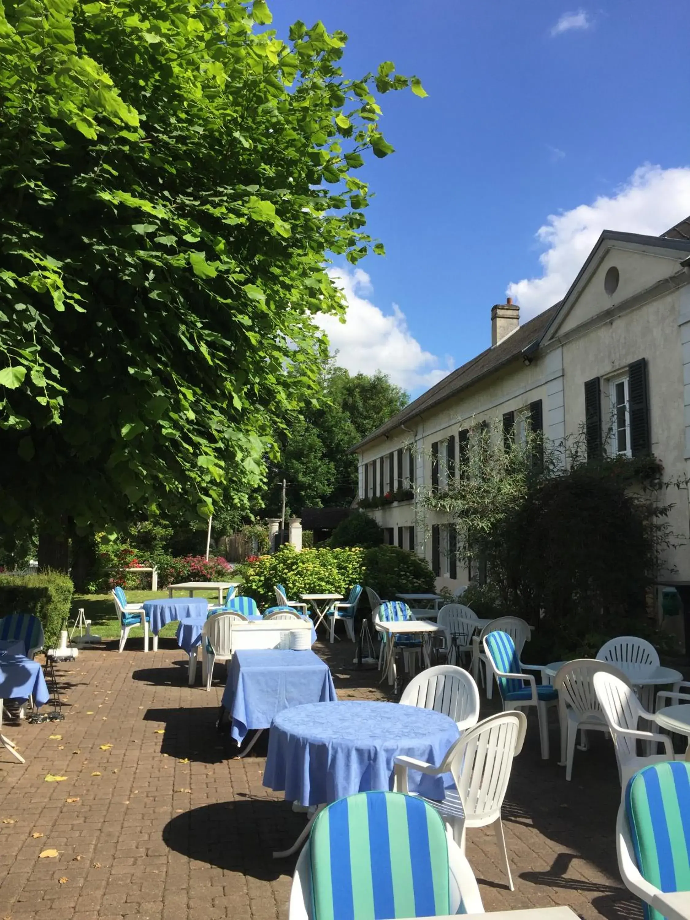 Patio, Restaurant/Places to Eat in Hostellerie de Pavillon Saint-Hubert