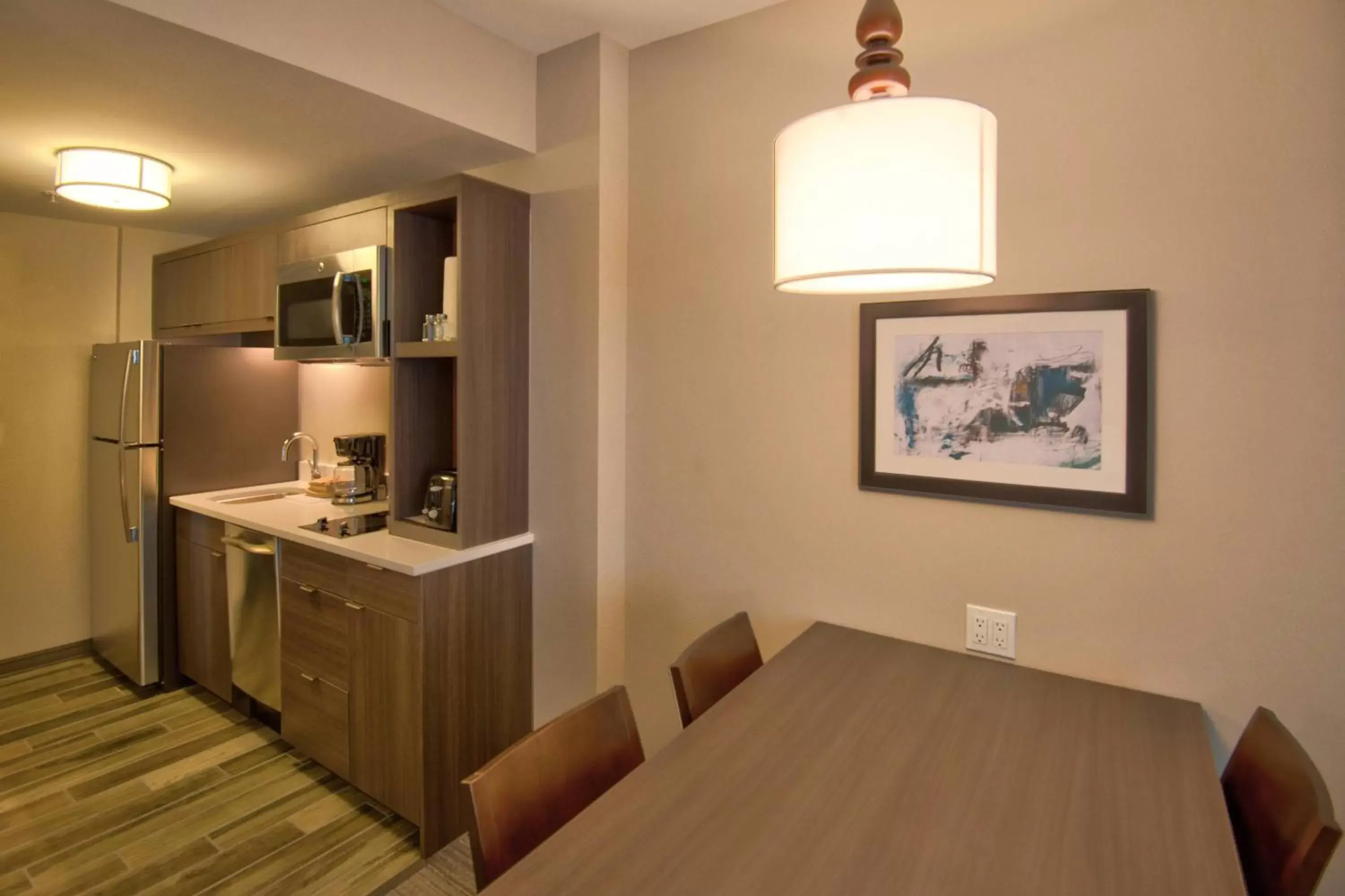Photo of the whole room, Kitchen/Kitchenette in TownePlace Suites by Marriott Miami Airport