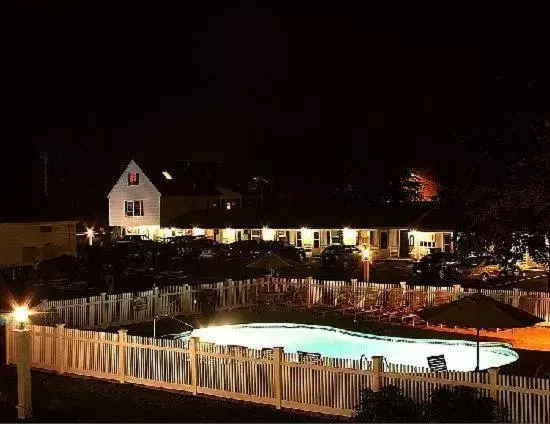 Swimming pool, Pool View in Ne'r Beach Motel