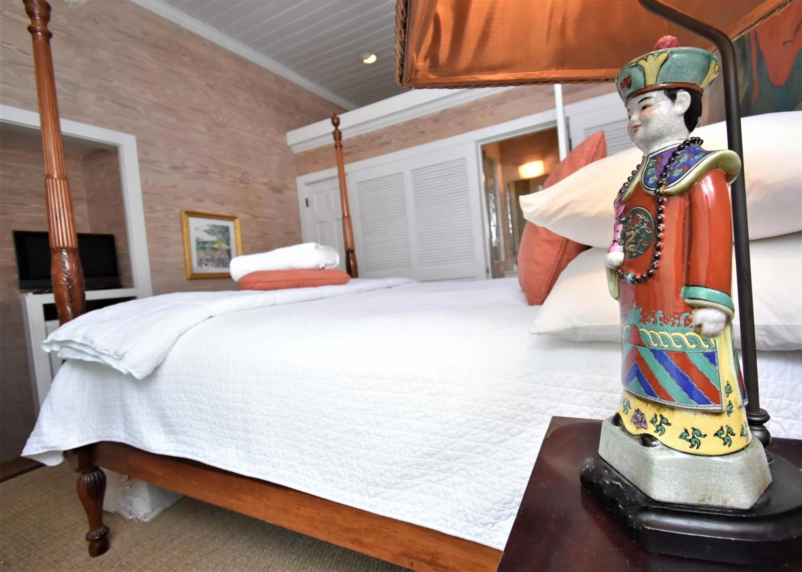 Bed in Simonton Court Historic Inn & Cottages