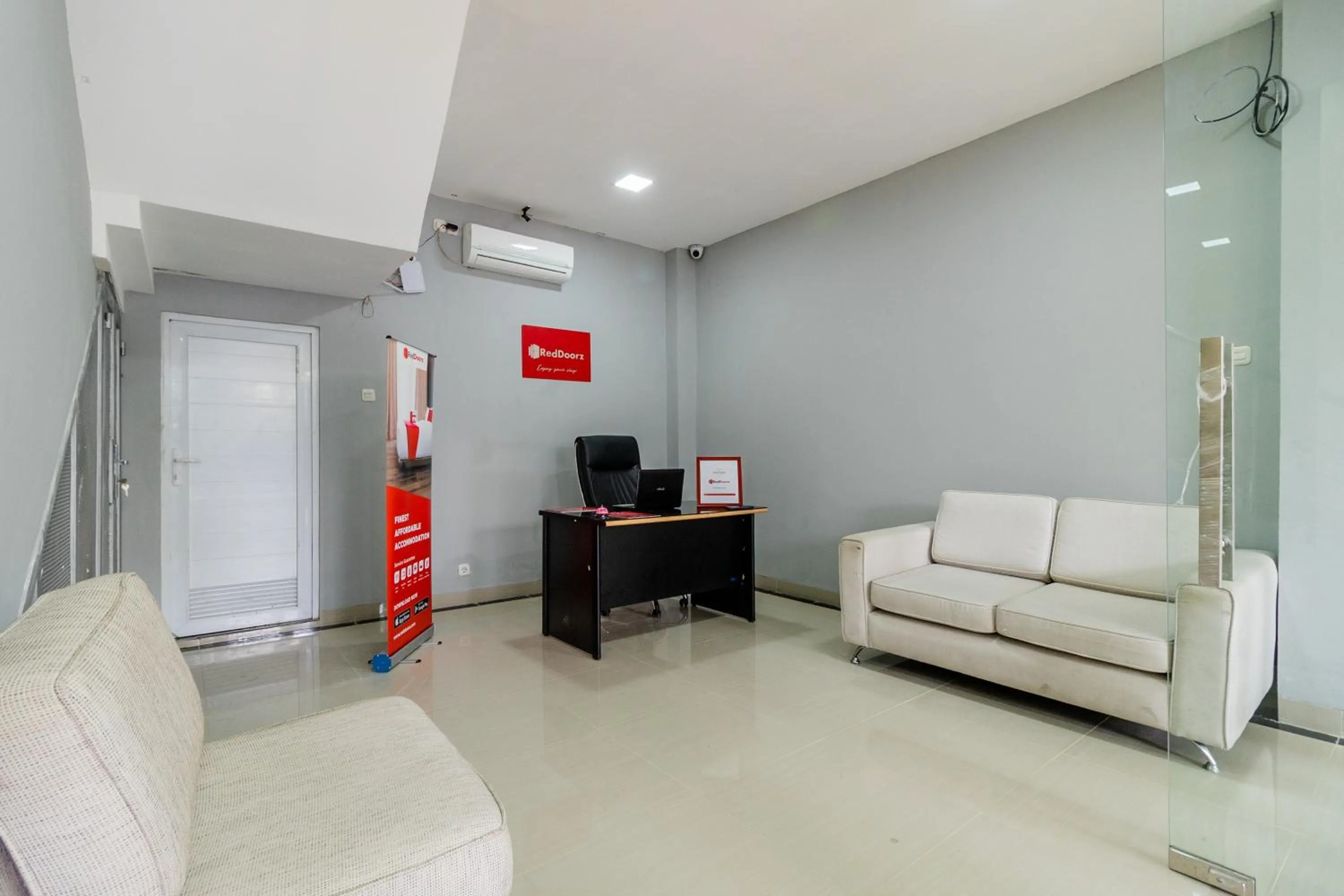 Lobby or reception in RedDoorz near Plaza Atrium Senen