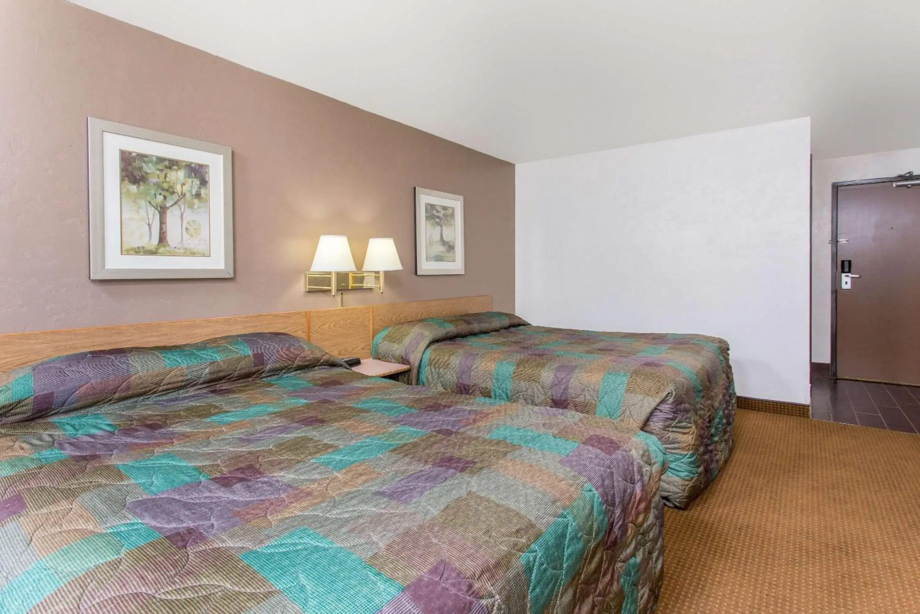 Photo of the whole room, Bed in Super 8 by Wyndham Lacey Olympia Area
