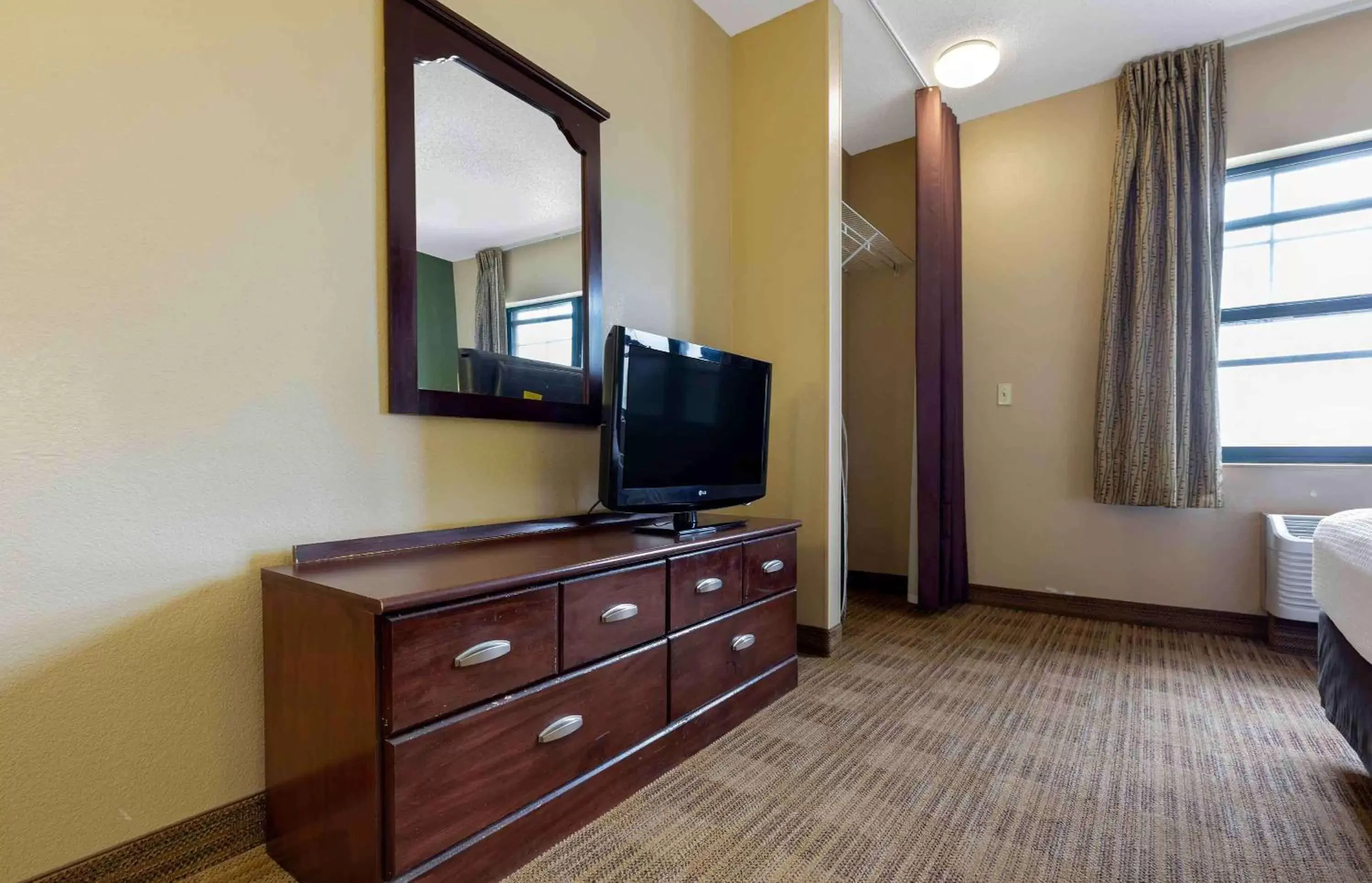 Bedroom, TV/Entertainment Center in Extended Stay America Suites - Waco - Woodway