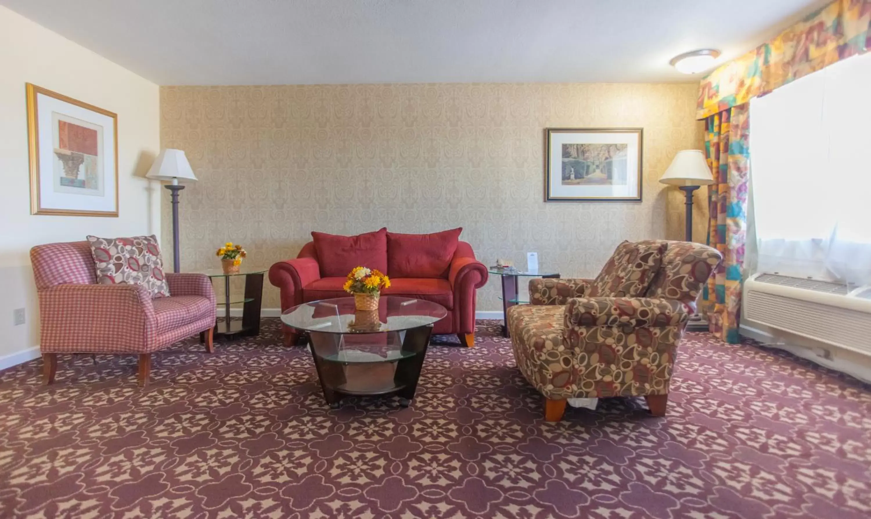 Living room, Seating Area in Days Inn by Wyndham Shenandoah