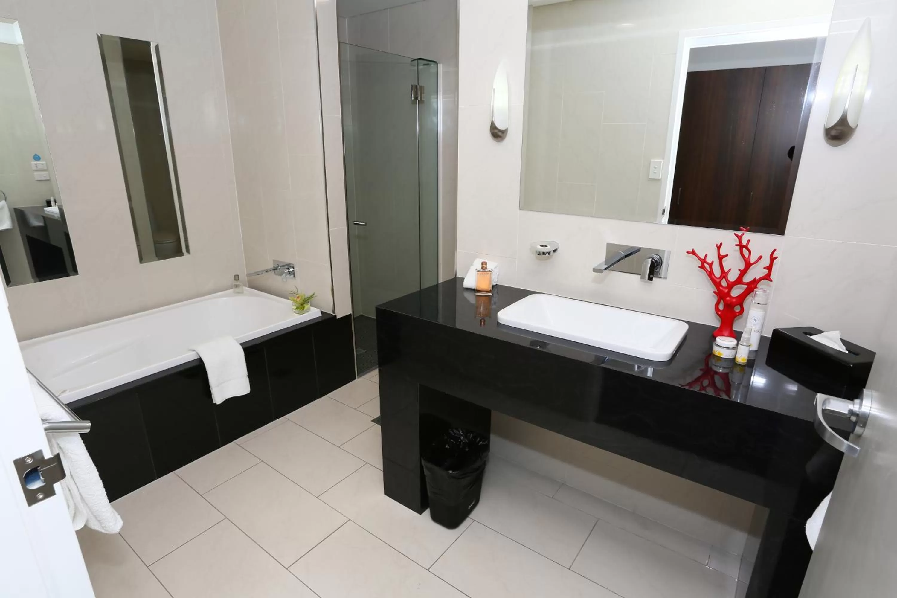 Bathroom, Bed in Springfield Lakes Boutique Hotel