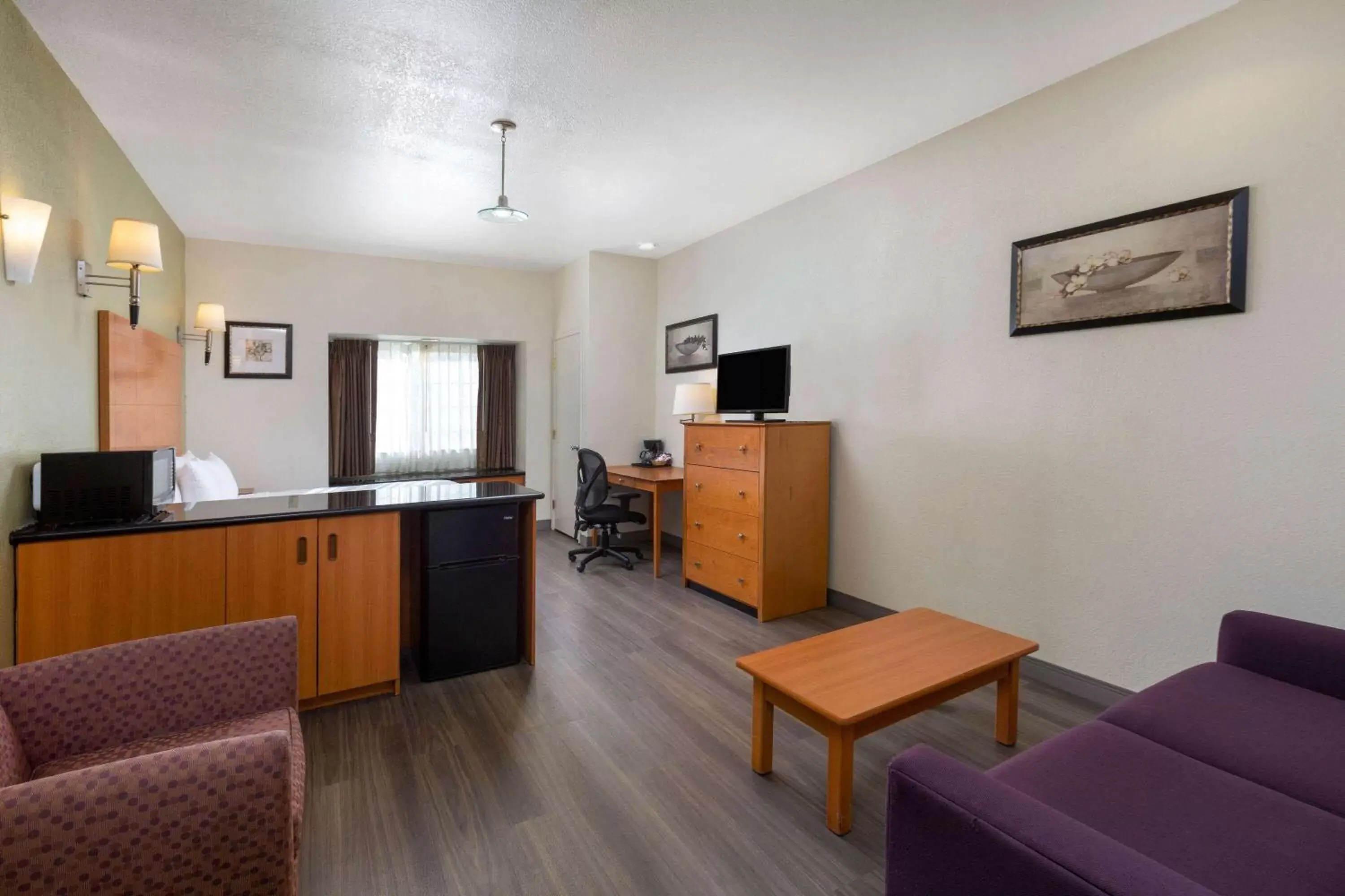 Bed, Kitchen/Kitchenette in La Quinta Inn & Suites by Wyndham Tulare