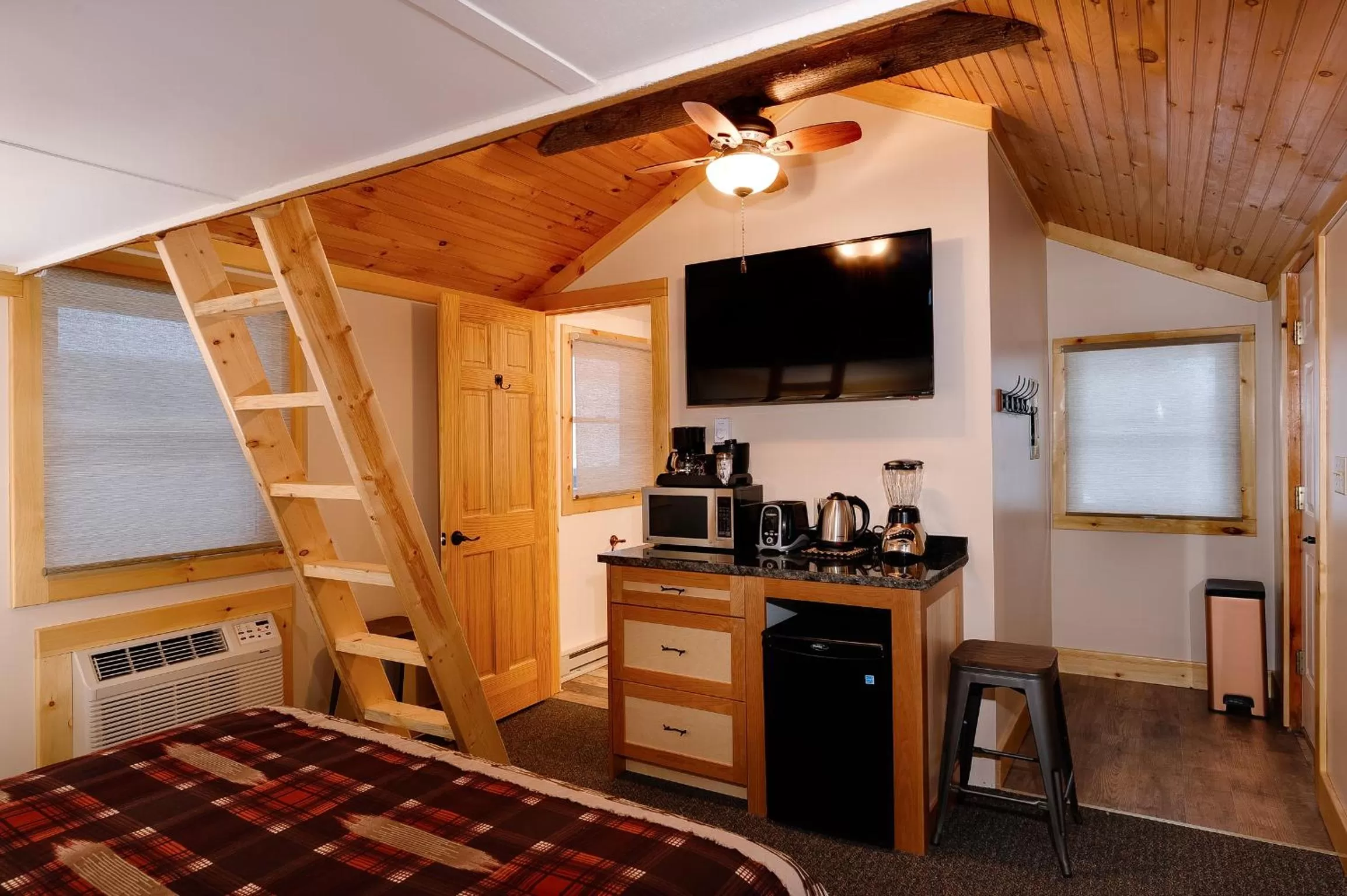 Kitchen or kitchenette, Bed in Cobble Mountain Lodge