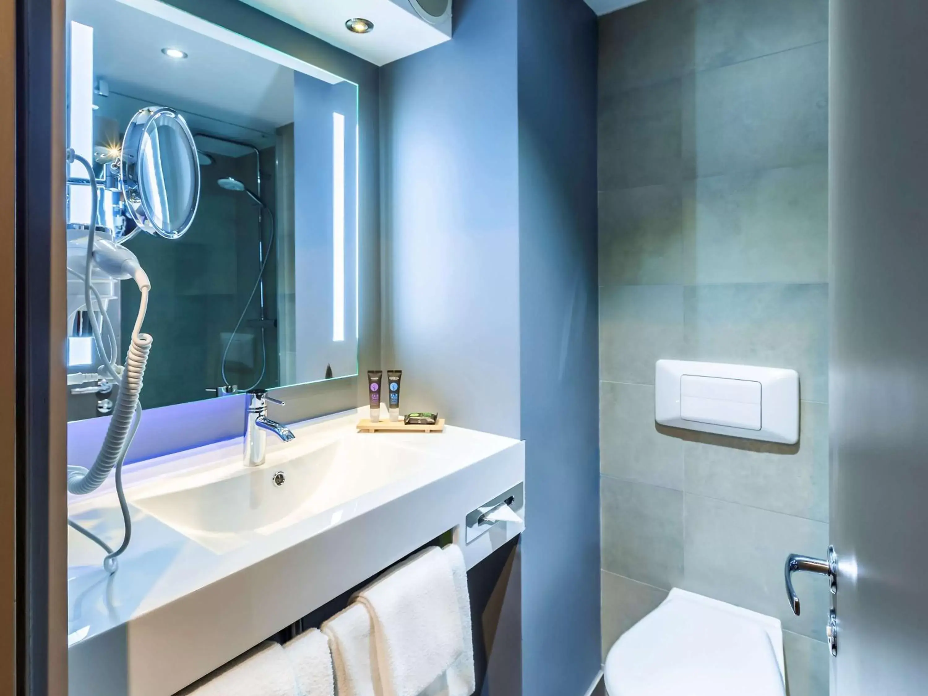 Photo of the whole room, Bathroom in Novotel Katowice Centrum