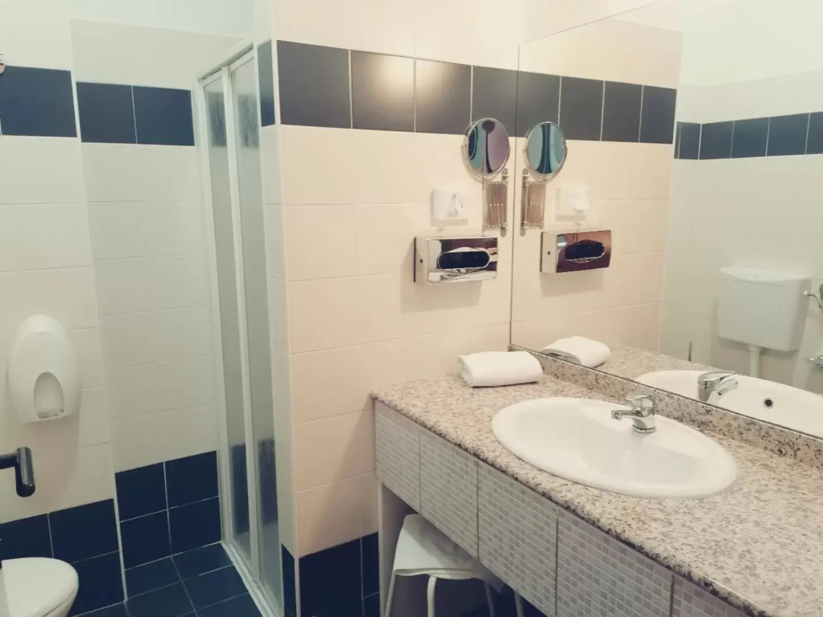 Shower, Bathroom in Hotel Ayri