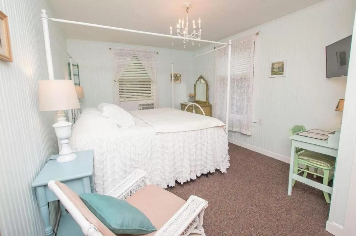 Bed in Terrace Inn and 1911 Restaurant