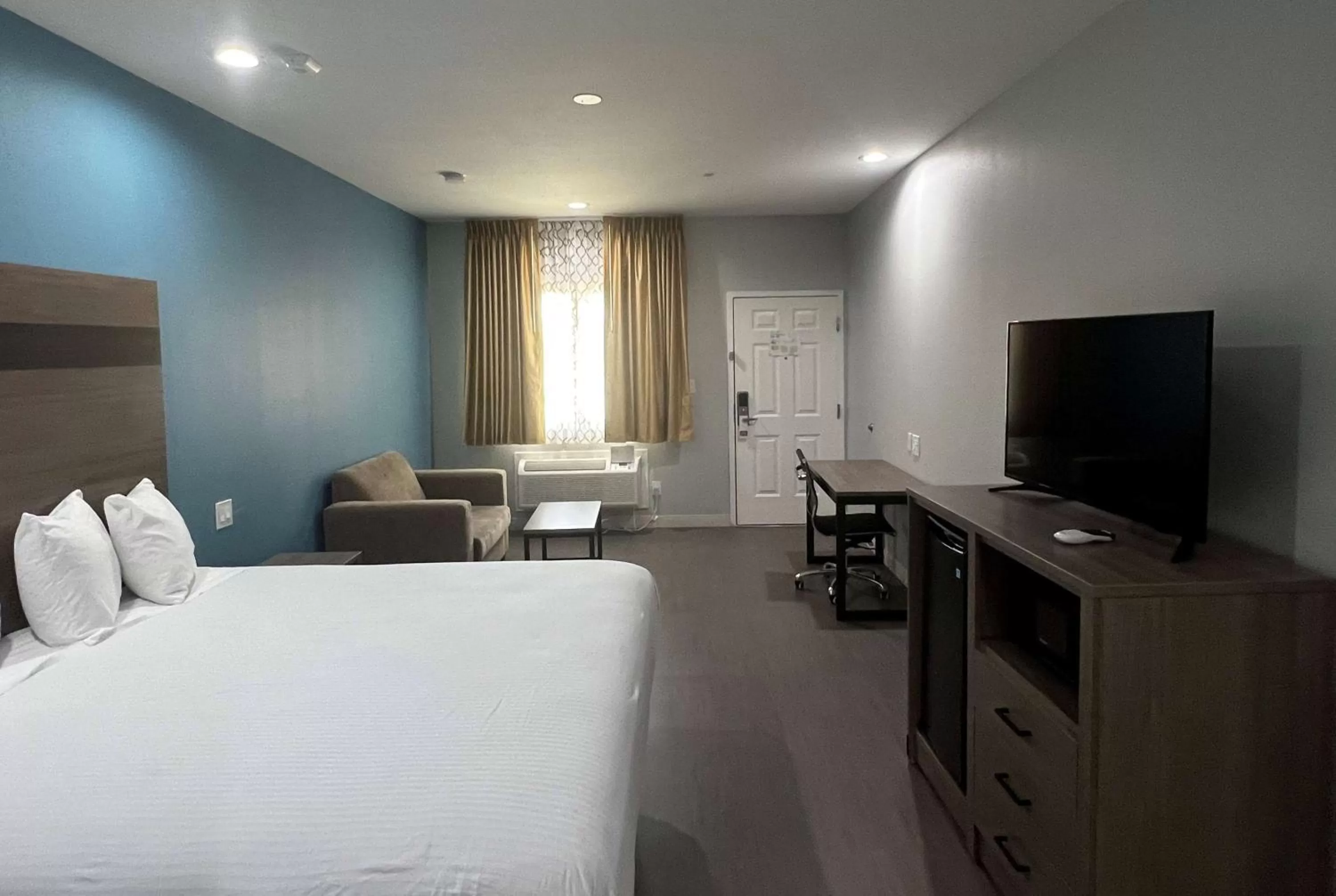 Photo of the whole room, Bed in Baymont by Wyndham Freeport Texas