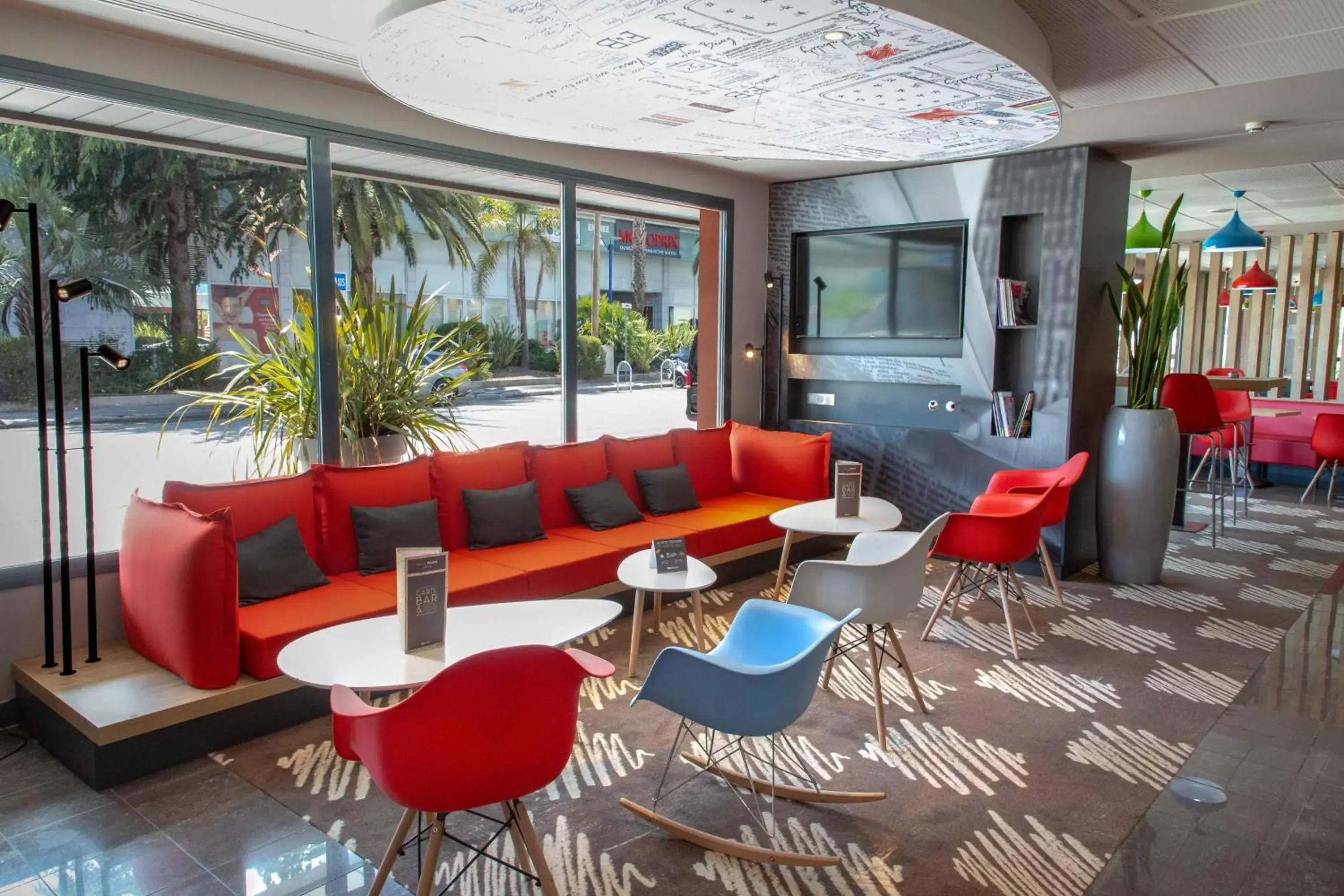 Lounge/Bar in ibis Cannes Mandelieu