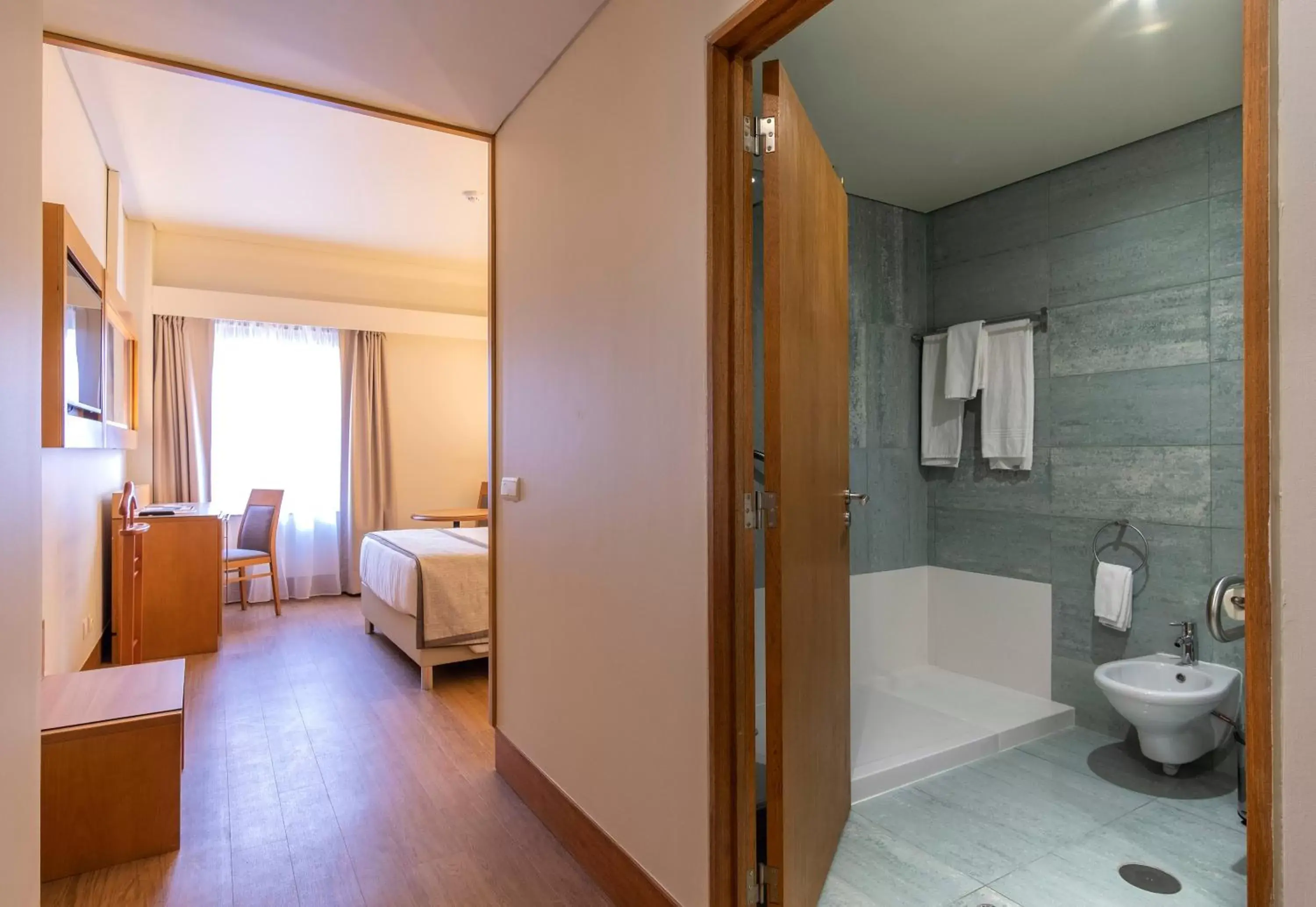 Photo of the whole room, Bathroom in Hotel Comfort Inn Ponta Delgada