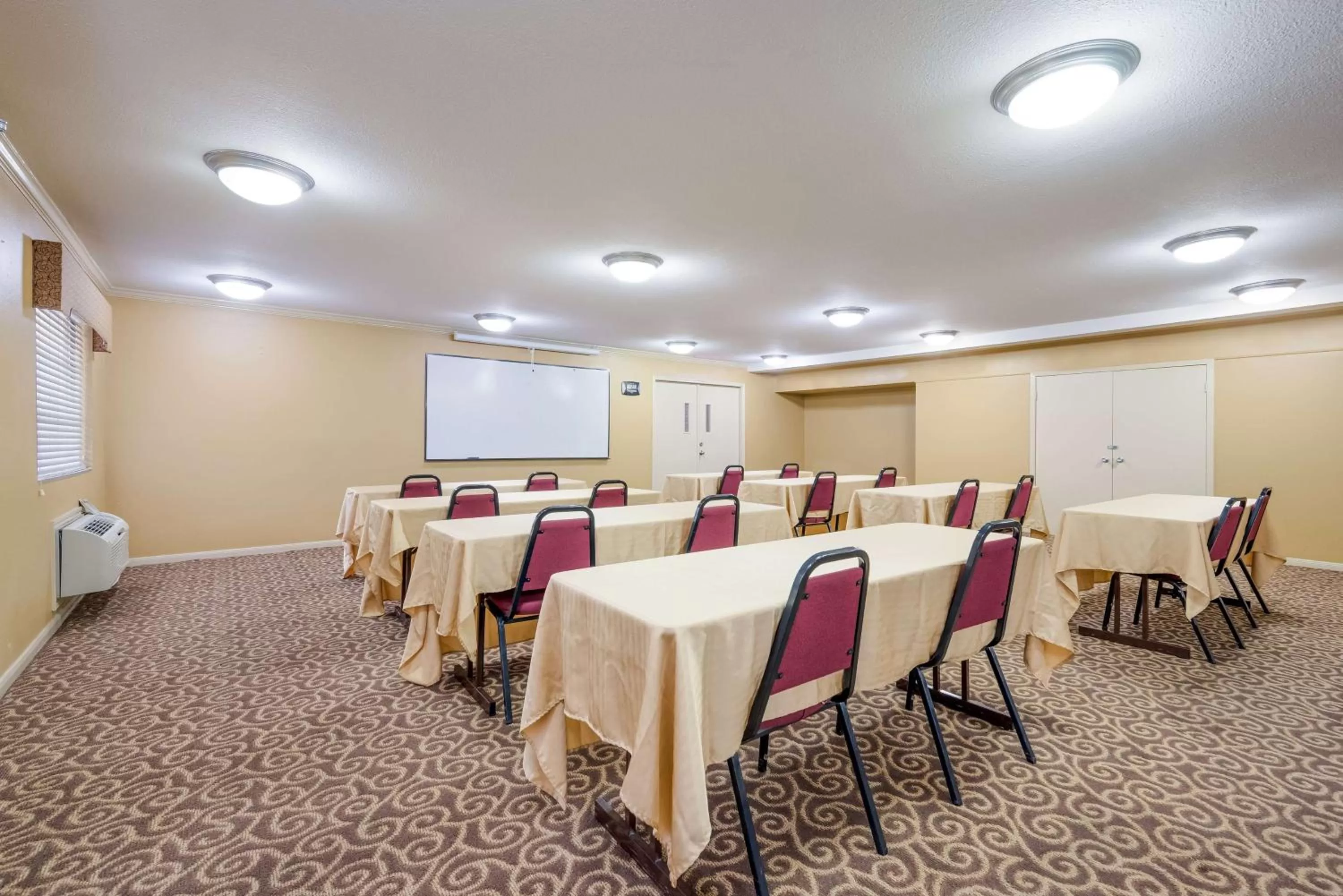 Meeting/conference room in SureStay Hotel by Best Western Deer Park