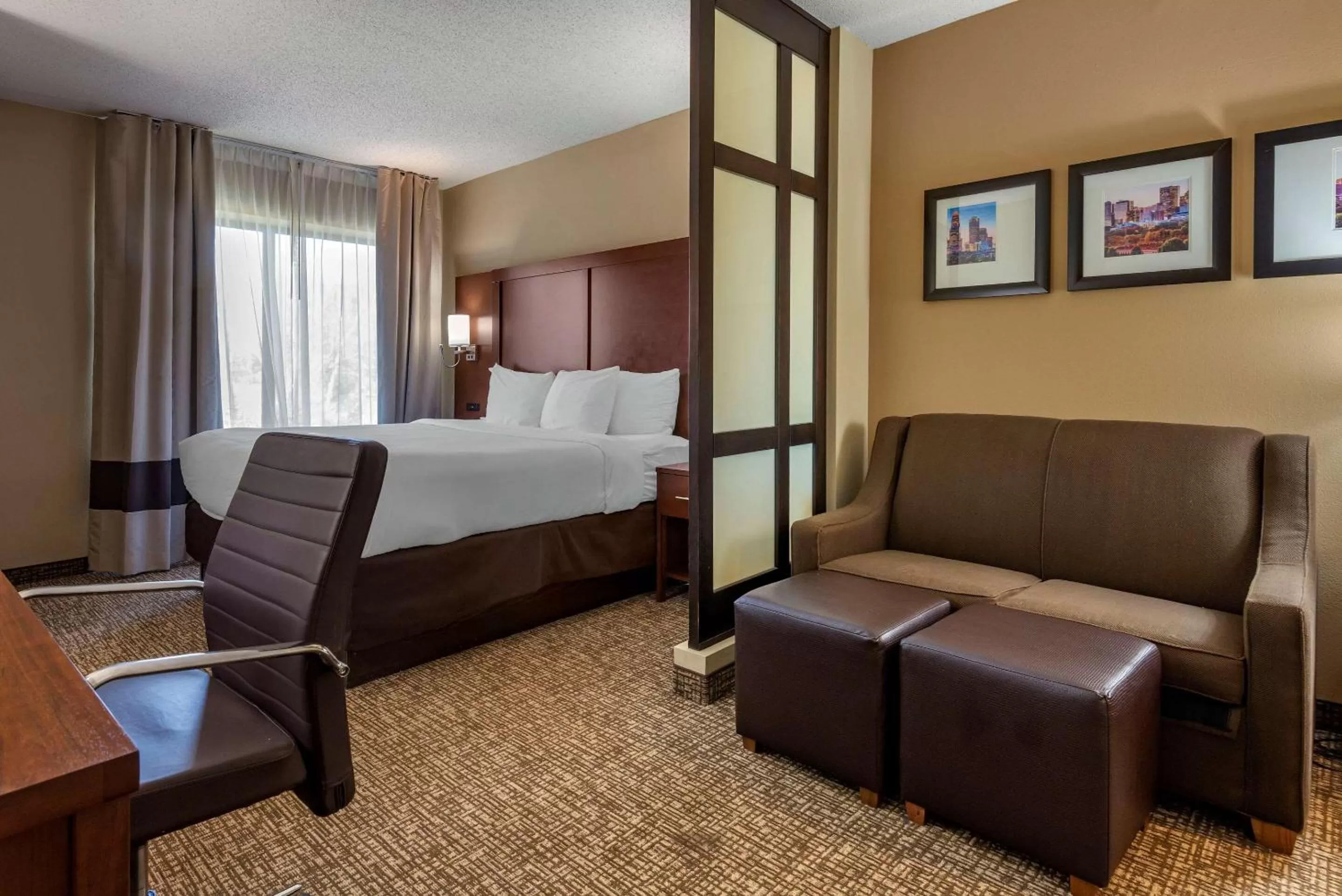 Bedroom, Bed in Comfort Suites Huntersville near Lake Norman