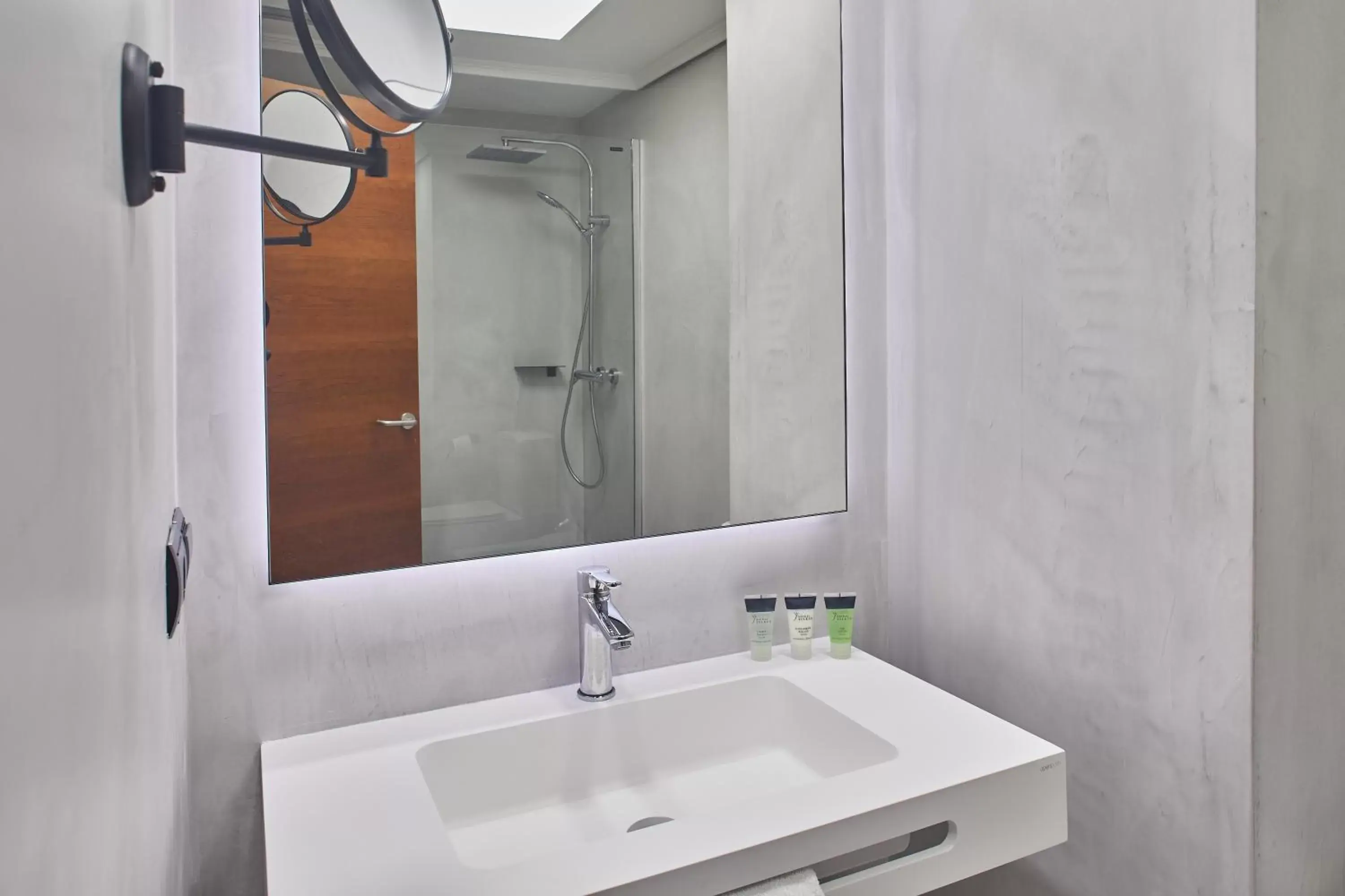 Shower, Bathroom in Hotel Silken Amara Plaza