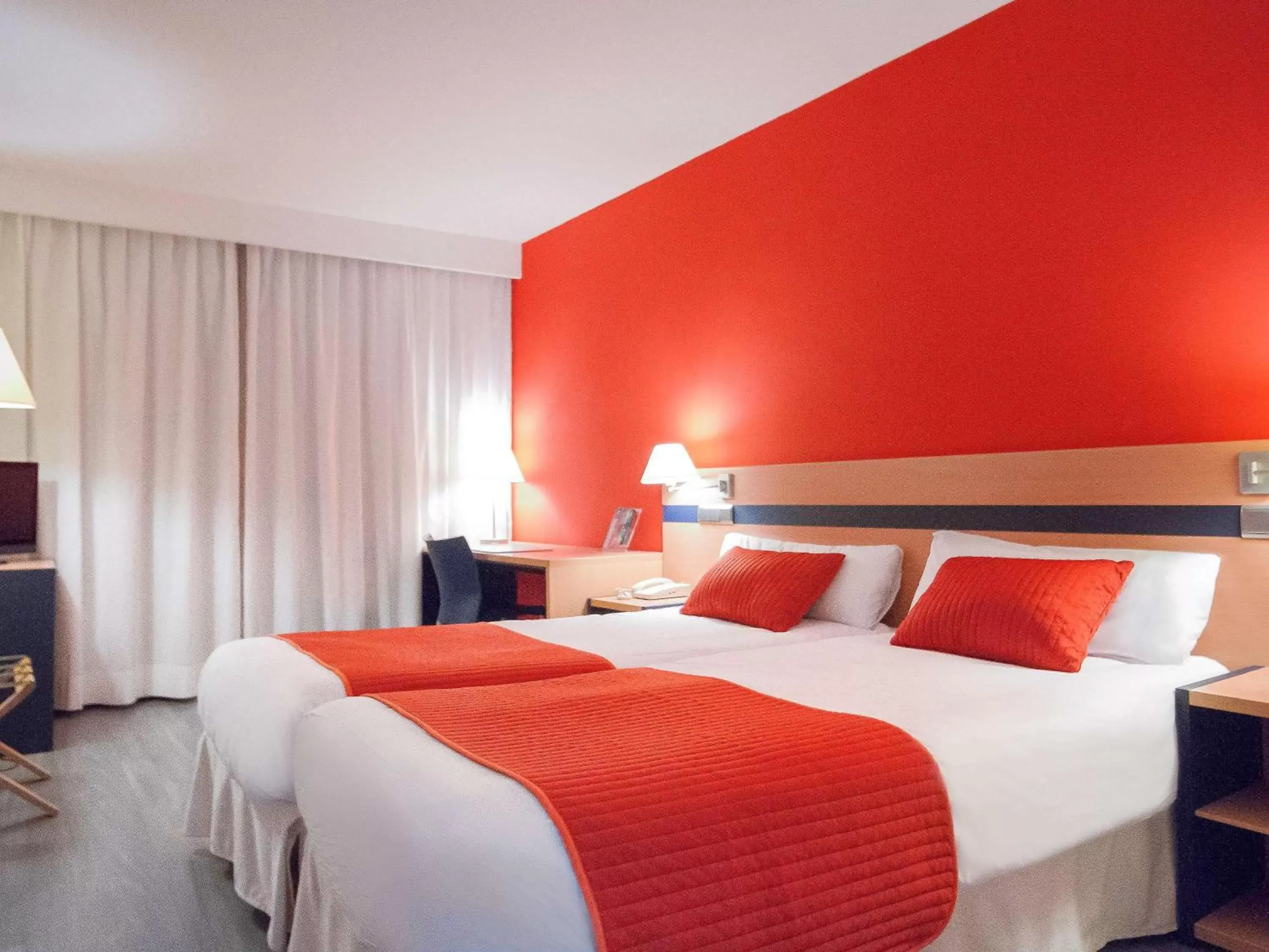 Photo of the whole room, Bed in Ibis Styles Zaragoza Ramiro I