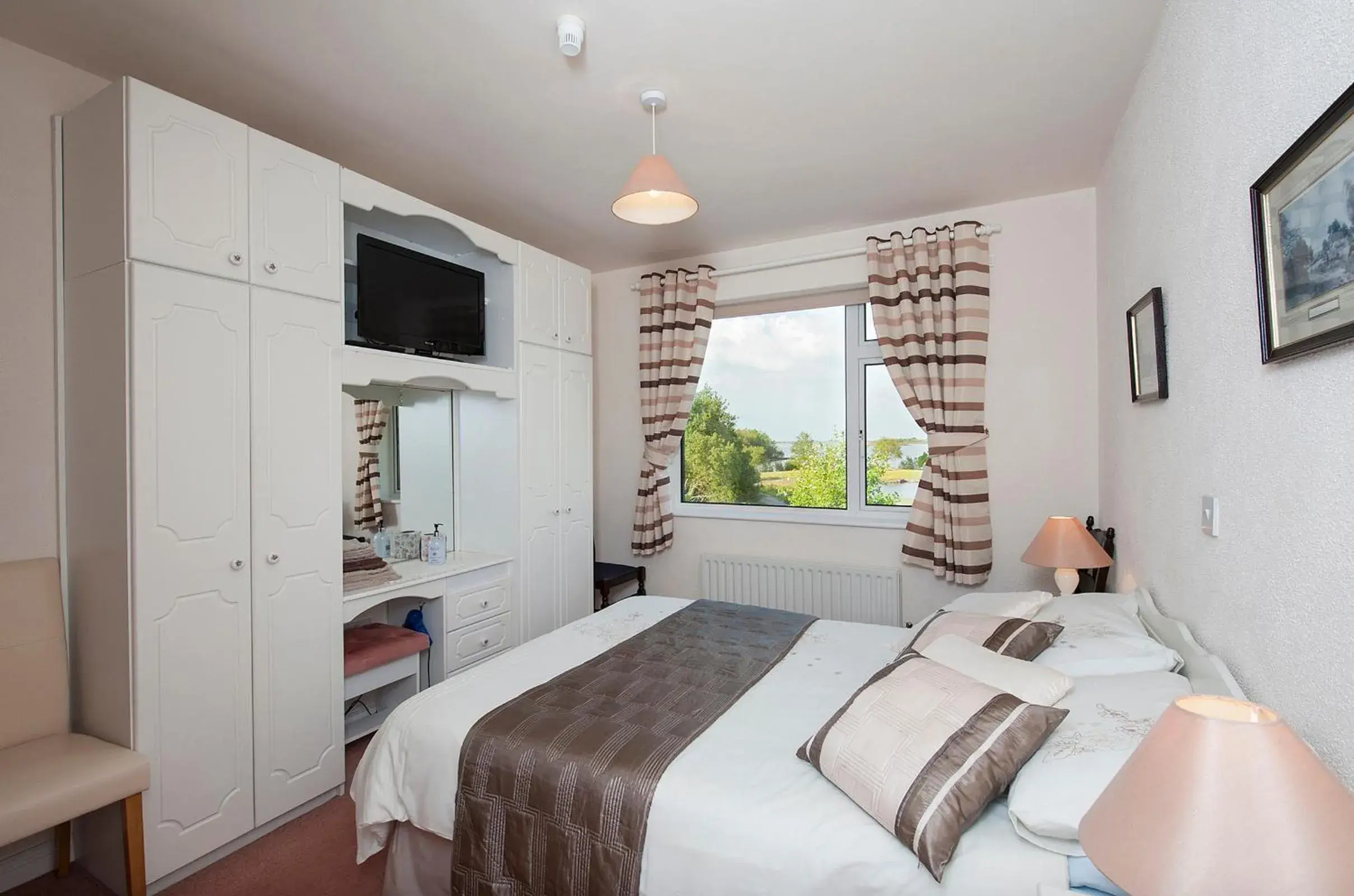 Shower, Bed in The Waterfront House Country Home Shower, Bed in The Waterfront House Country Home