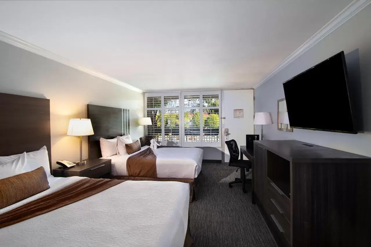 Inner courtyard view, TV/Entertainment Center in Palm Garden Hotel