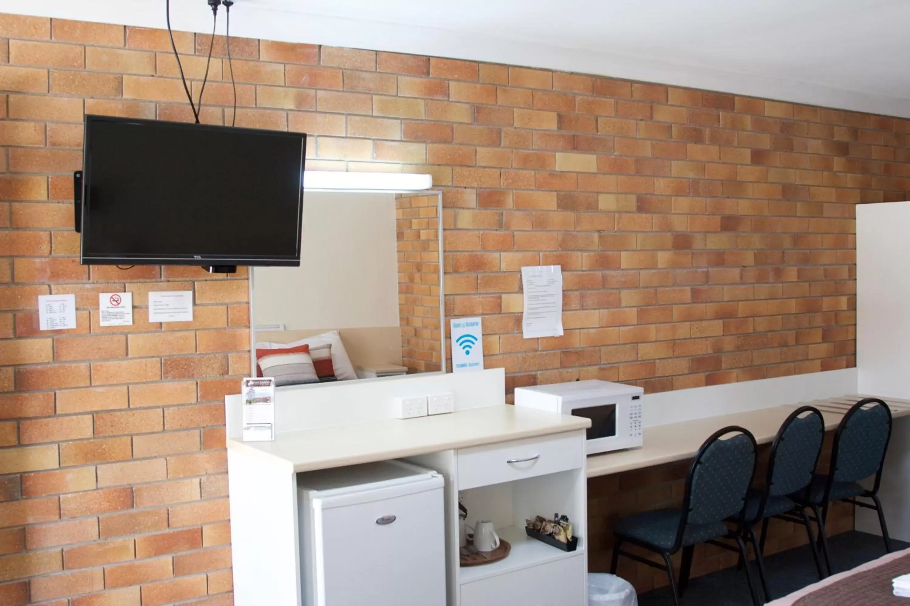 Breakfast, TV/Entertainment Center in Buckaroo Motor Inn