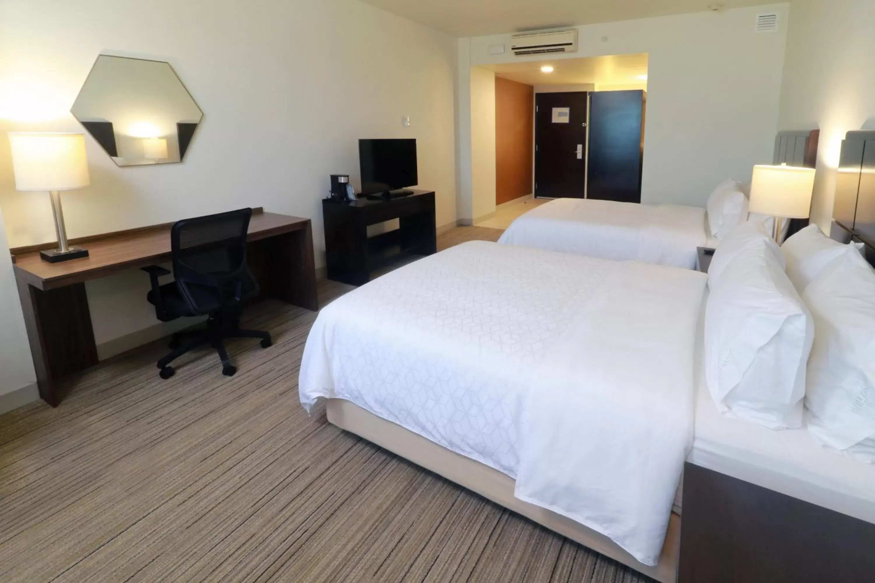 Photo of the whole room, Bed in Holiday Inn Express Guadalajara Iteso, an IHG Hotel