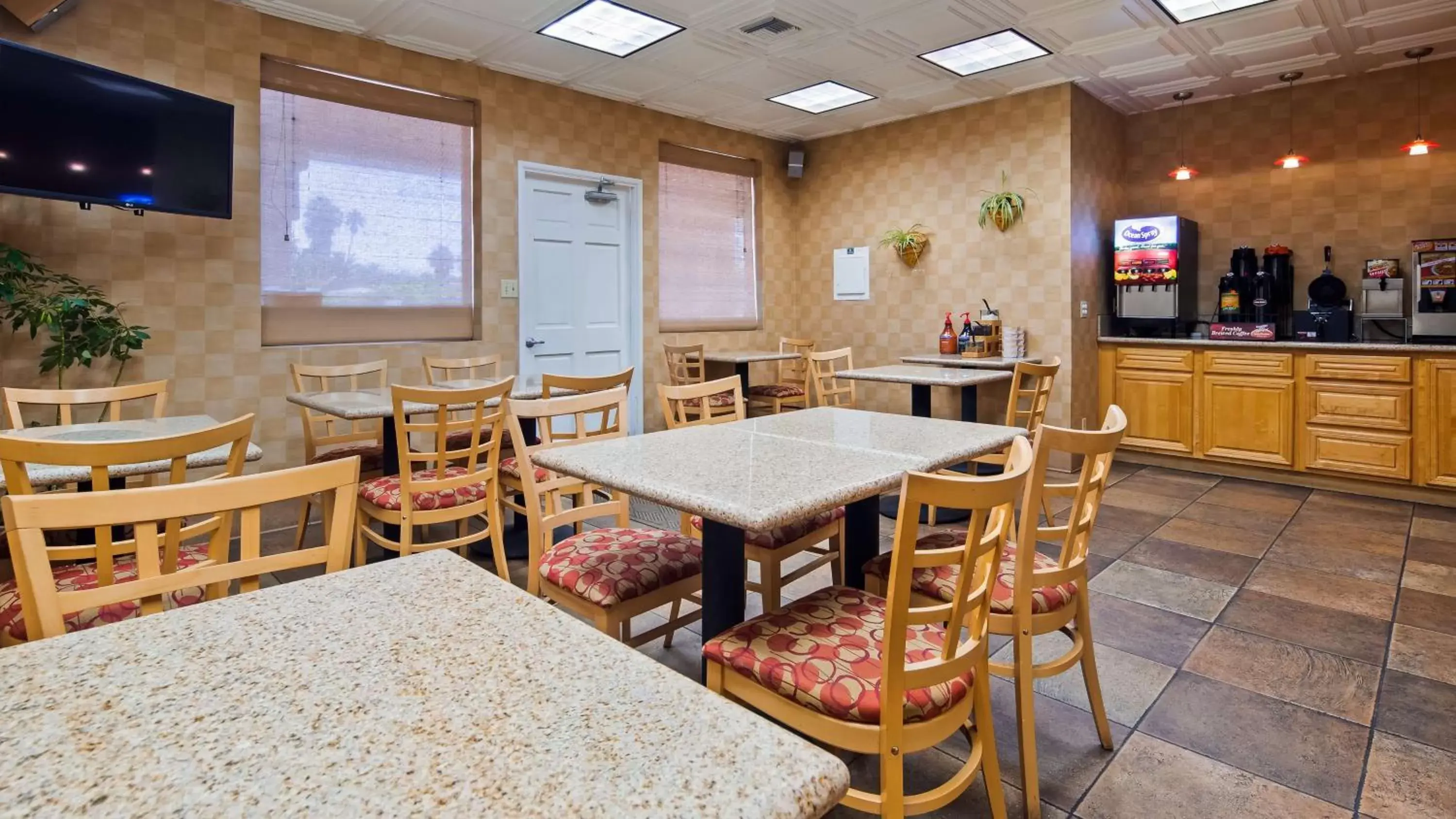 Restaurant/places to eat in SureStay Hotel by Best Western Camarillo