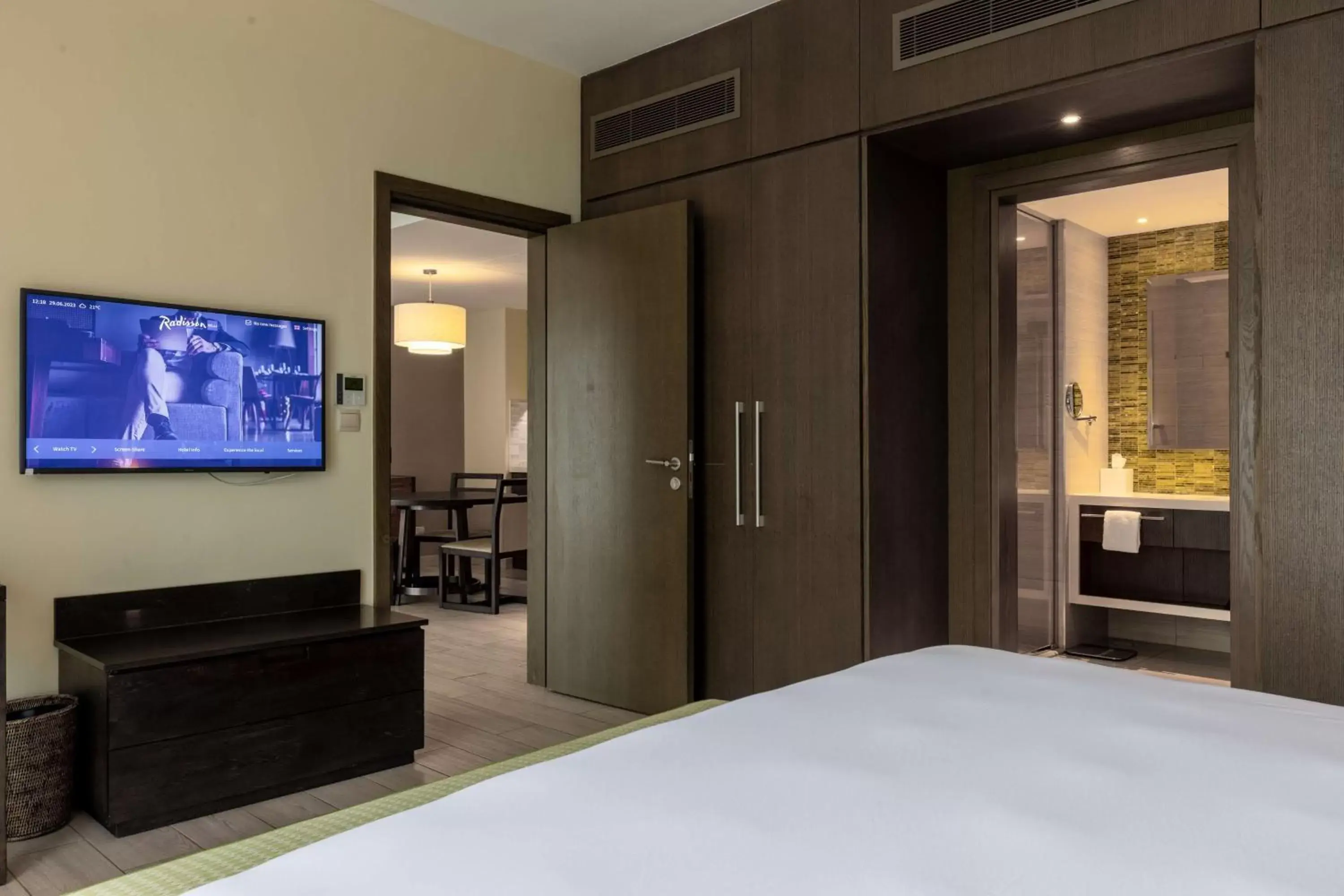 Bedroom, TV/Entertainment Center in Radisson Blu Hotel & Residence Nairobi Arboretum